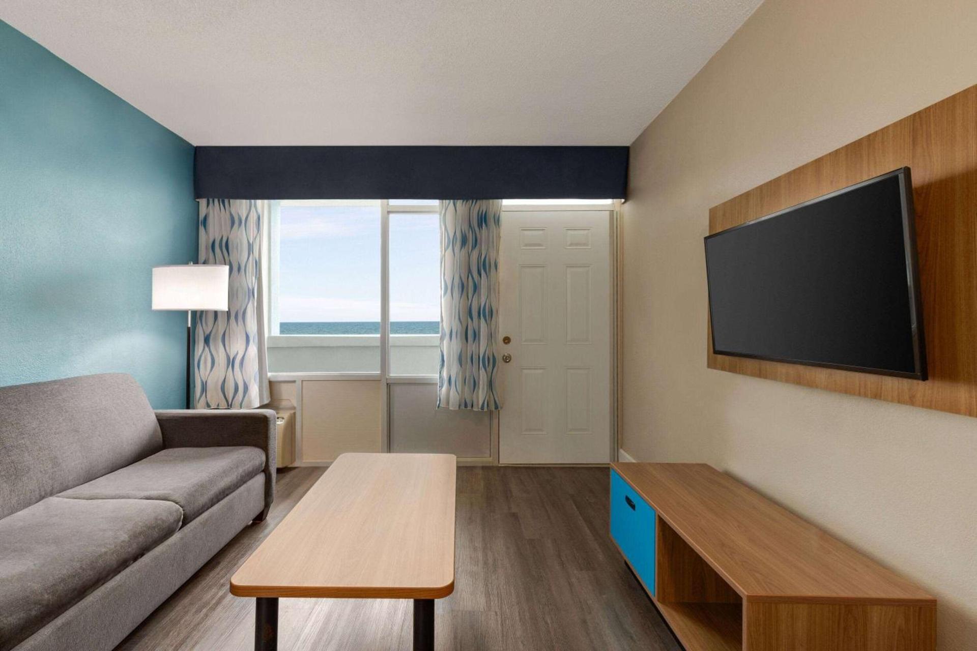 Days Inn by Wyndham Myrtle Beach-Beach Front photo 11