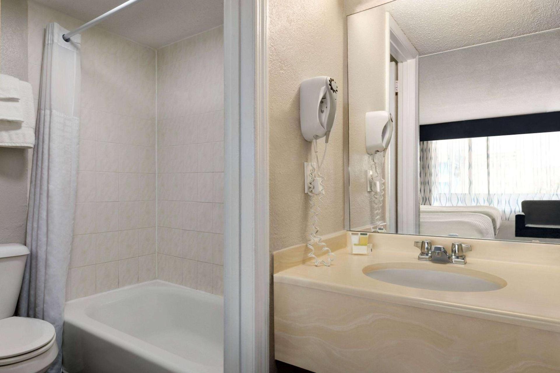 Days Inn by Wyndham Myrtle Beach-Beach Front photo 23
