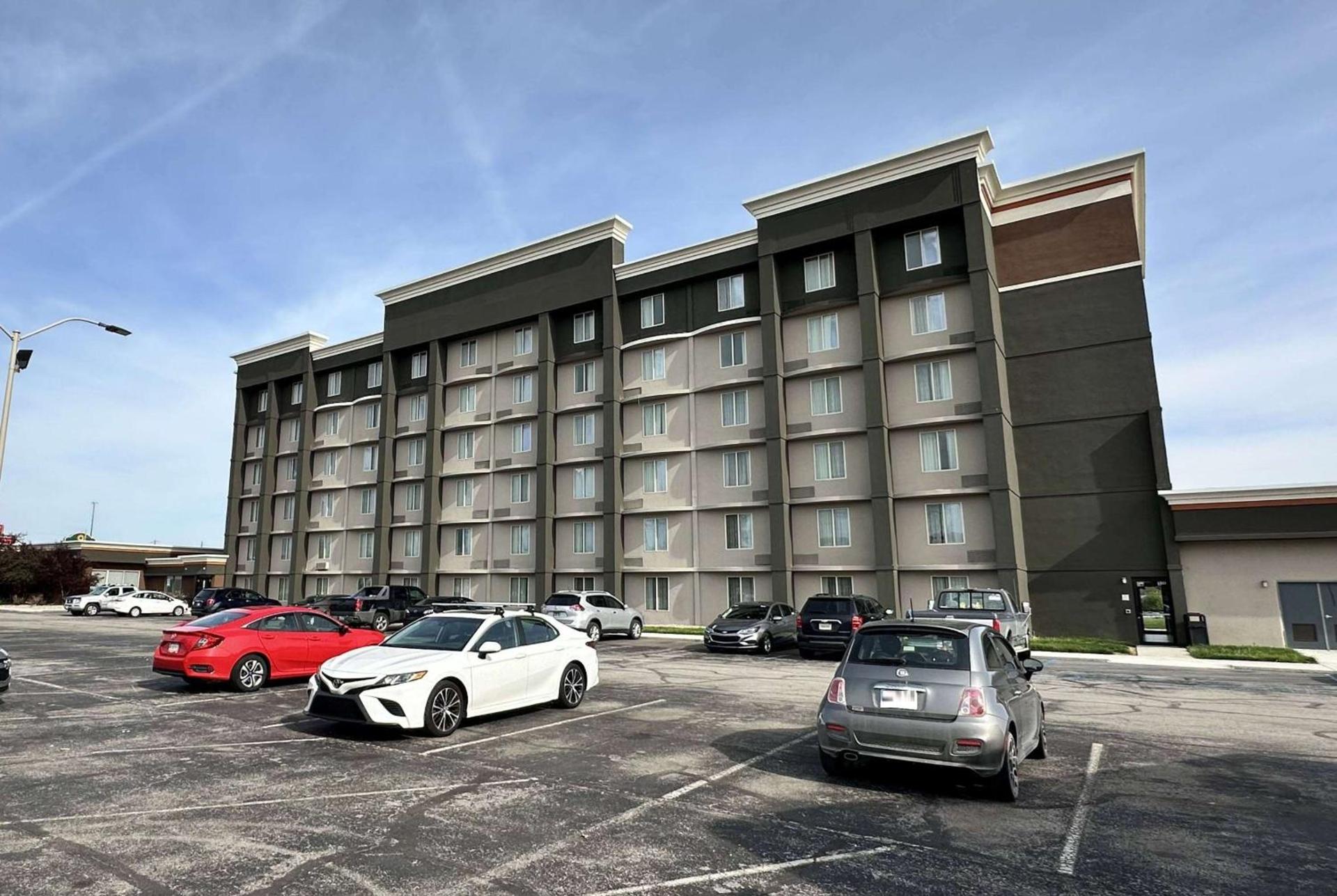 La Quinta by Wyndham Indianapolis South photo 1