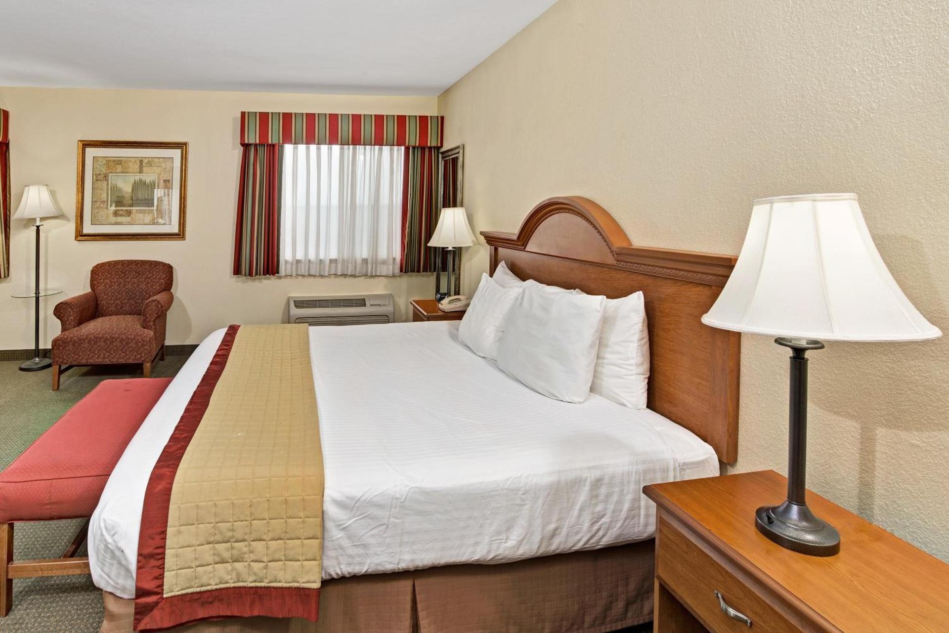 Baymont by Wyndham Indianapolis photo 6