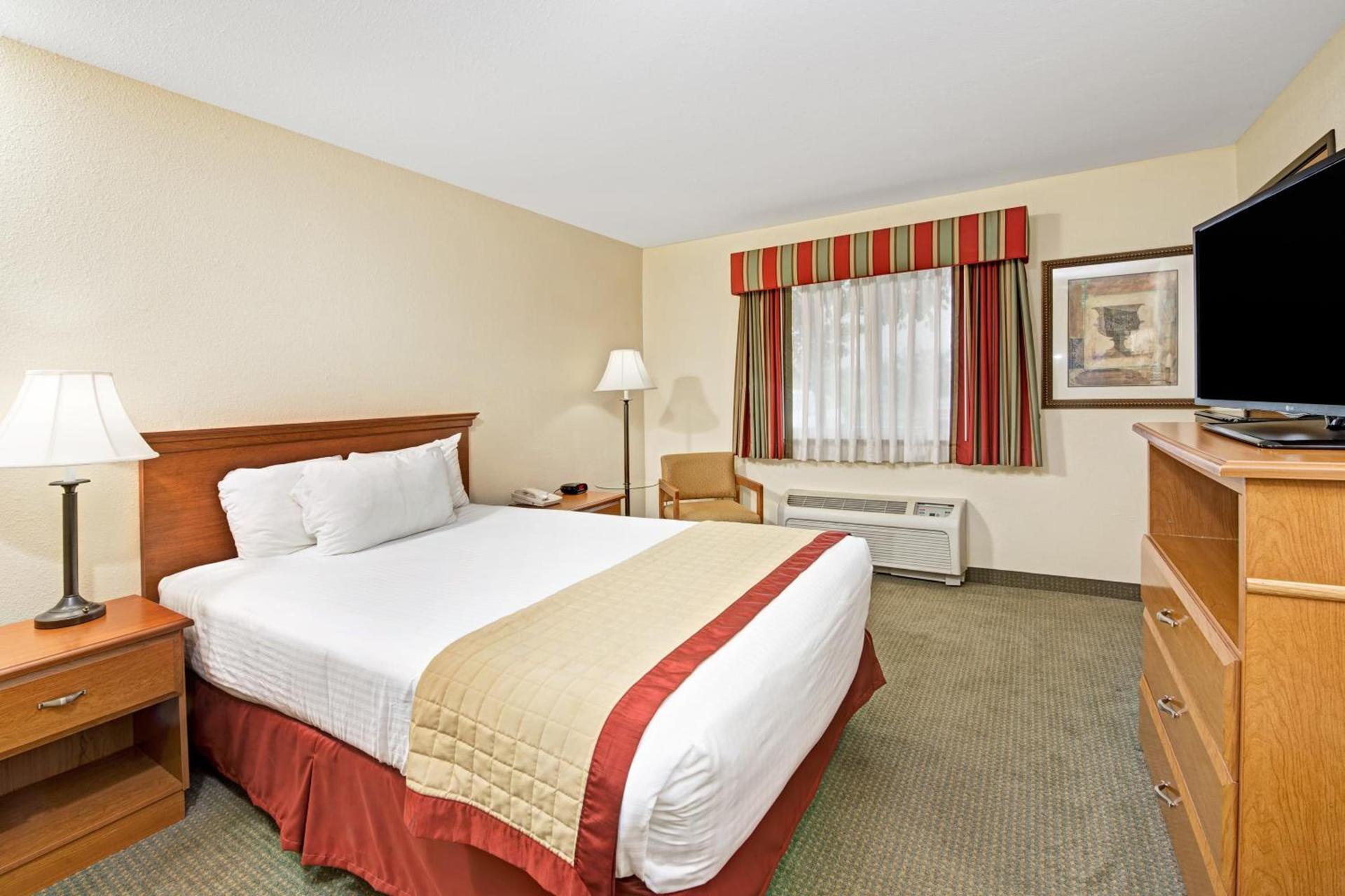 Baymont by Wyndham Indianapolis photo 8