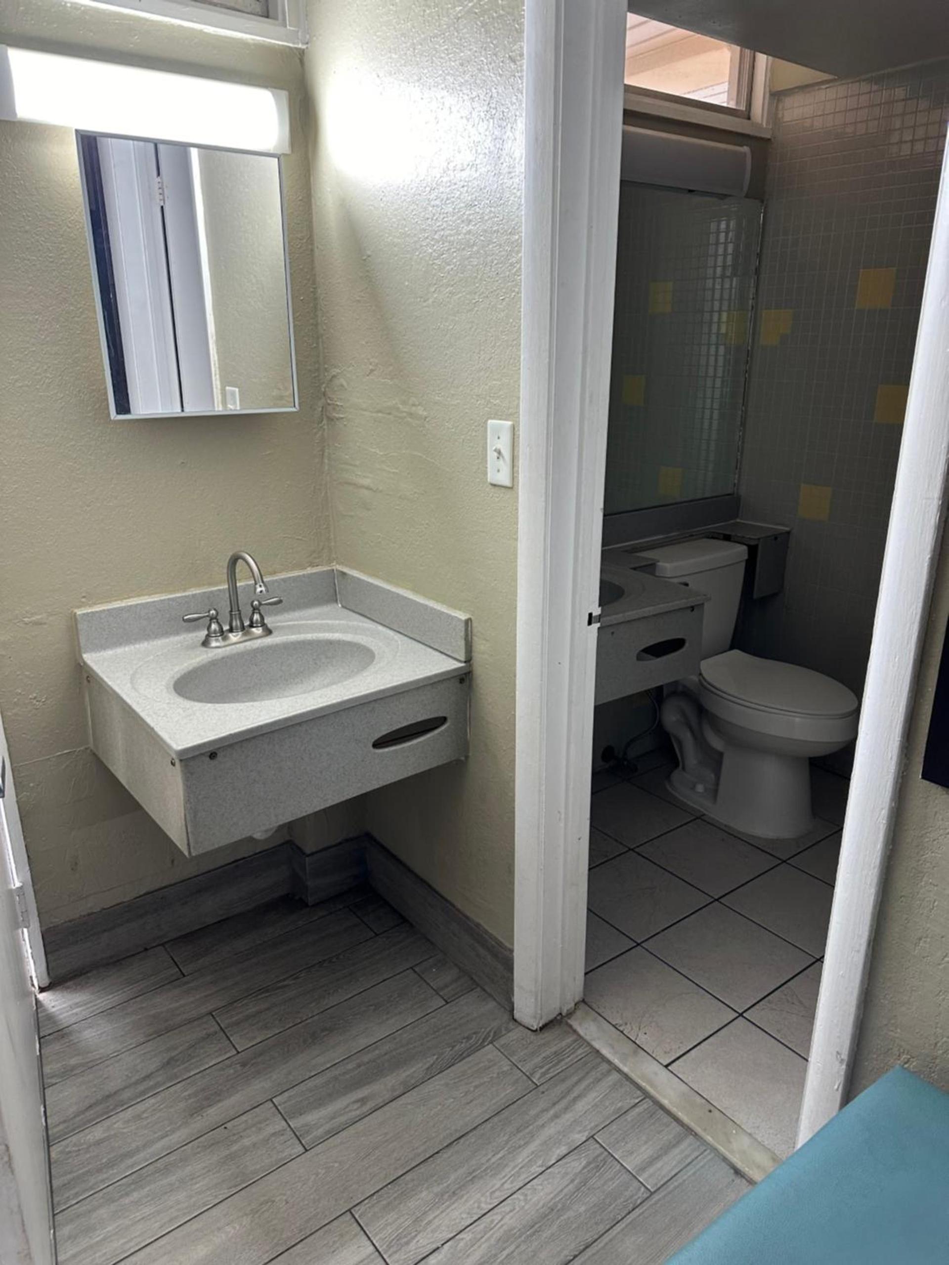Bravo Inn Greensboro photo 13