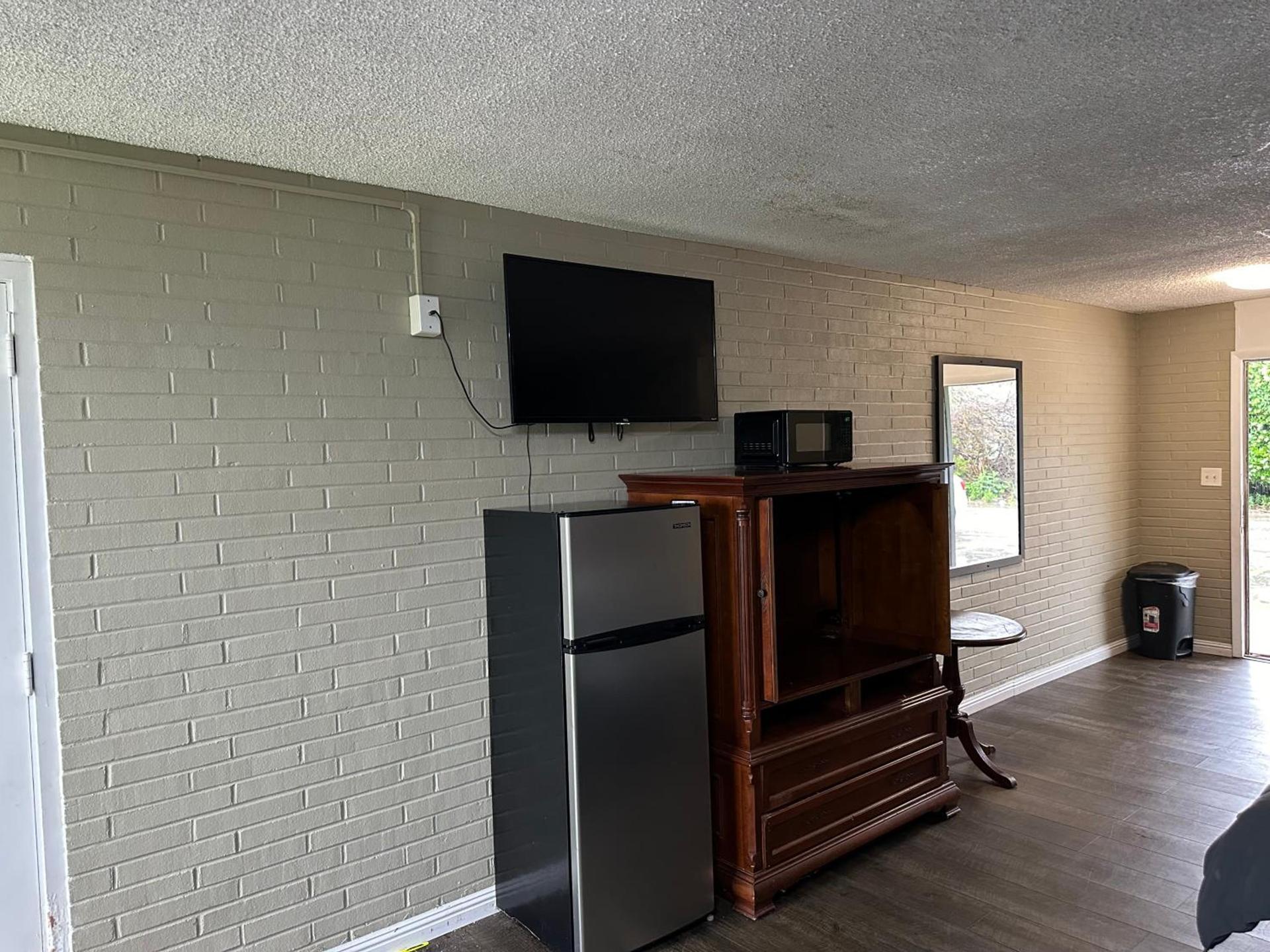 Bravo Inn Greensboro photo 17