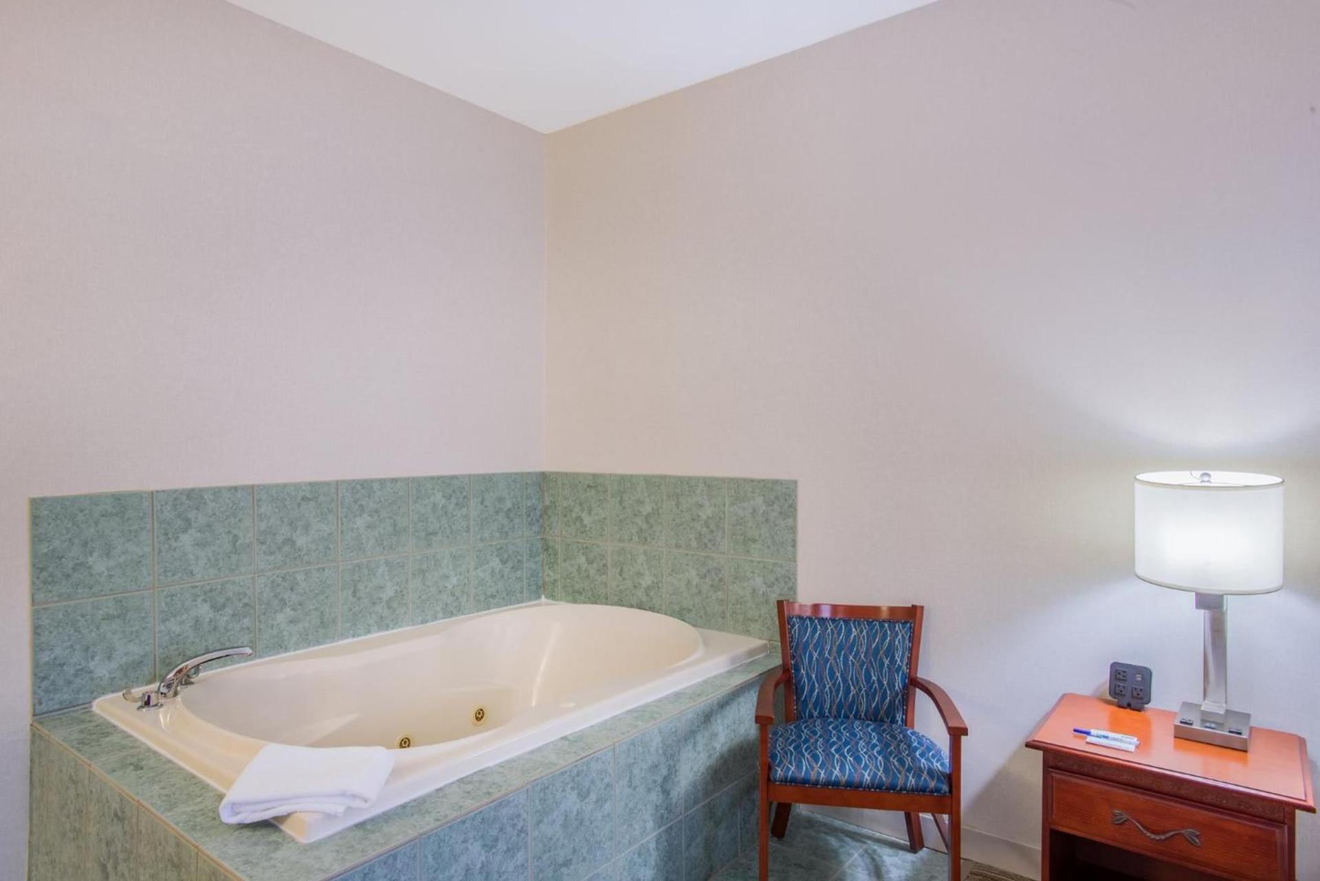 Holiday Inn Express Hotel & Suites Brattleboro by IHG photo 59