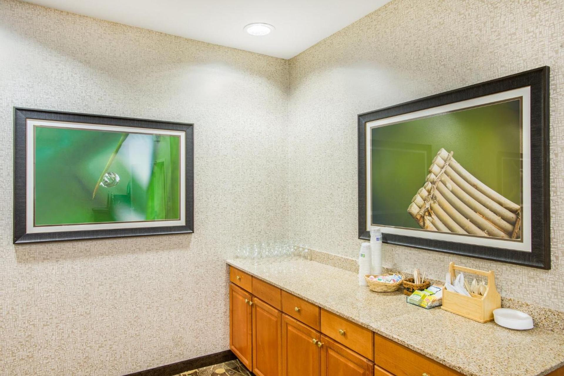 Holiday Inn Express Hotel & Suites Brattleboro by IHG photo 77