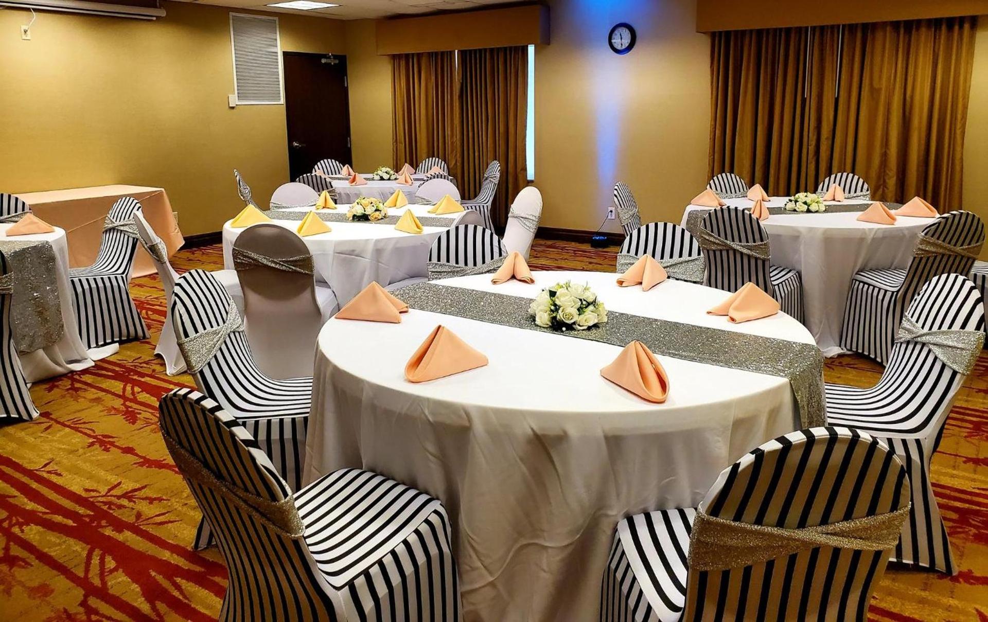 Holiday Inn Express Hotel & Suites Cherry Hills by IHG photo 17