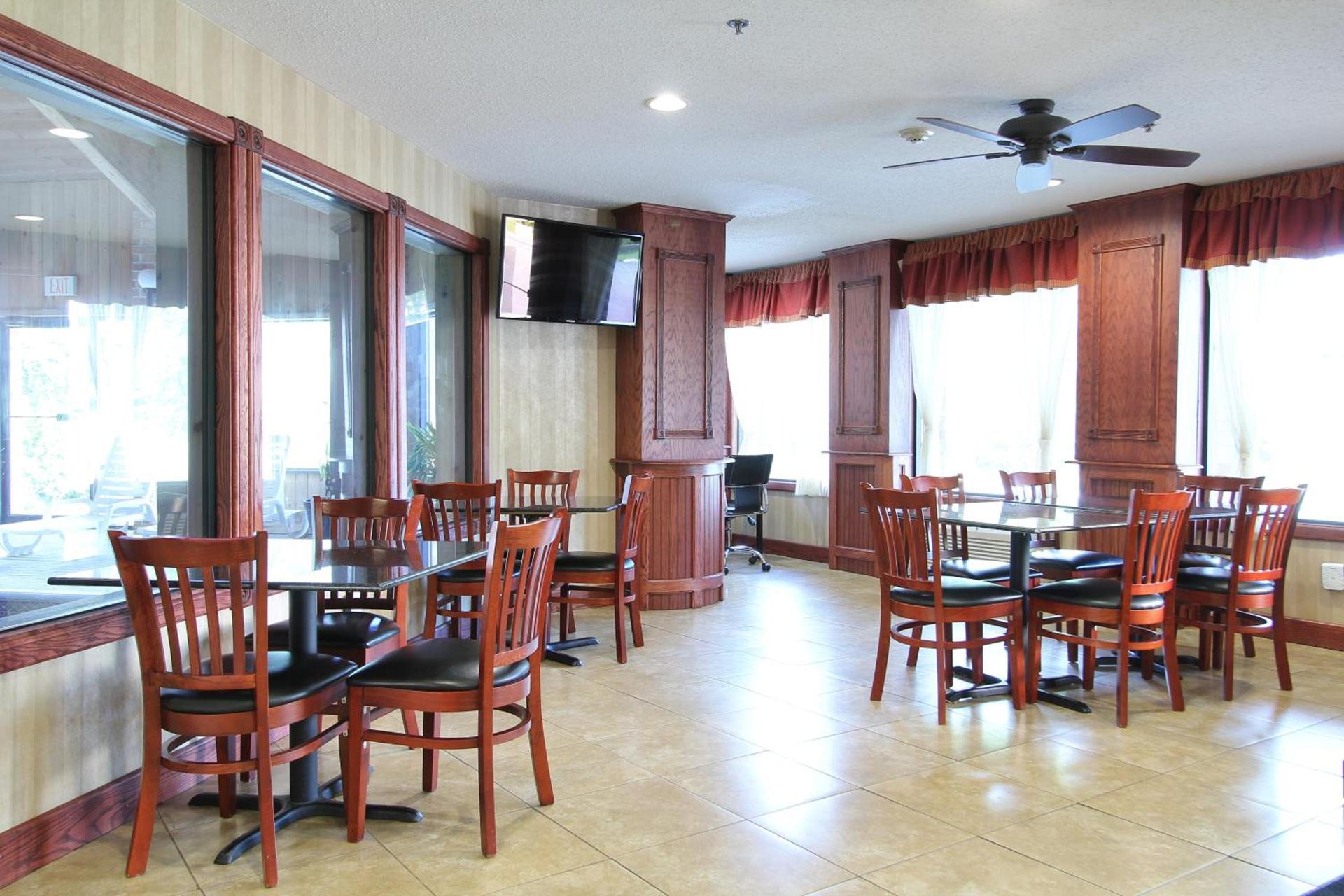 Baymont by Wyndham Muskegon photo 37