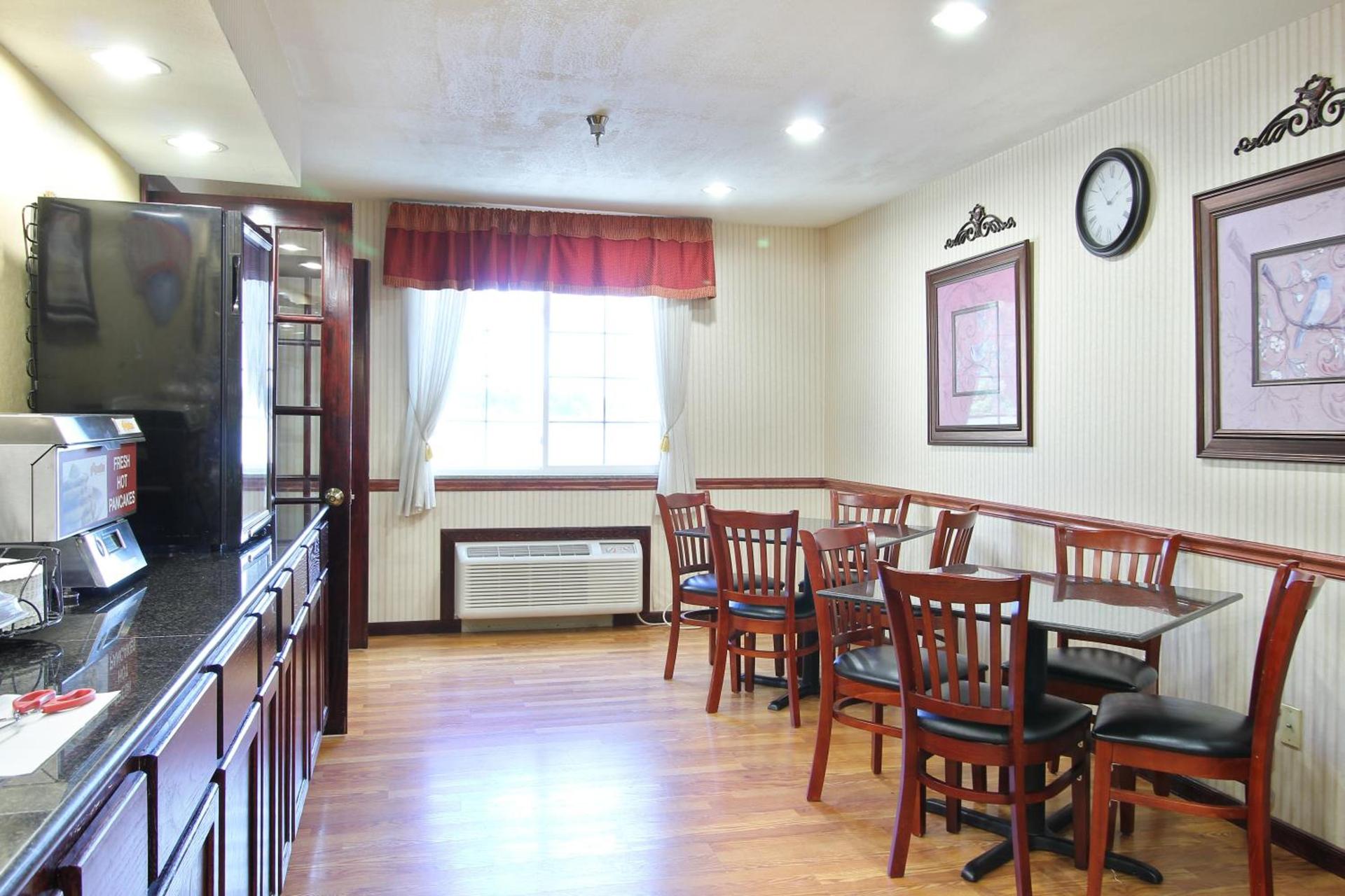 Baymont by Wyndham Muskegon photo 36