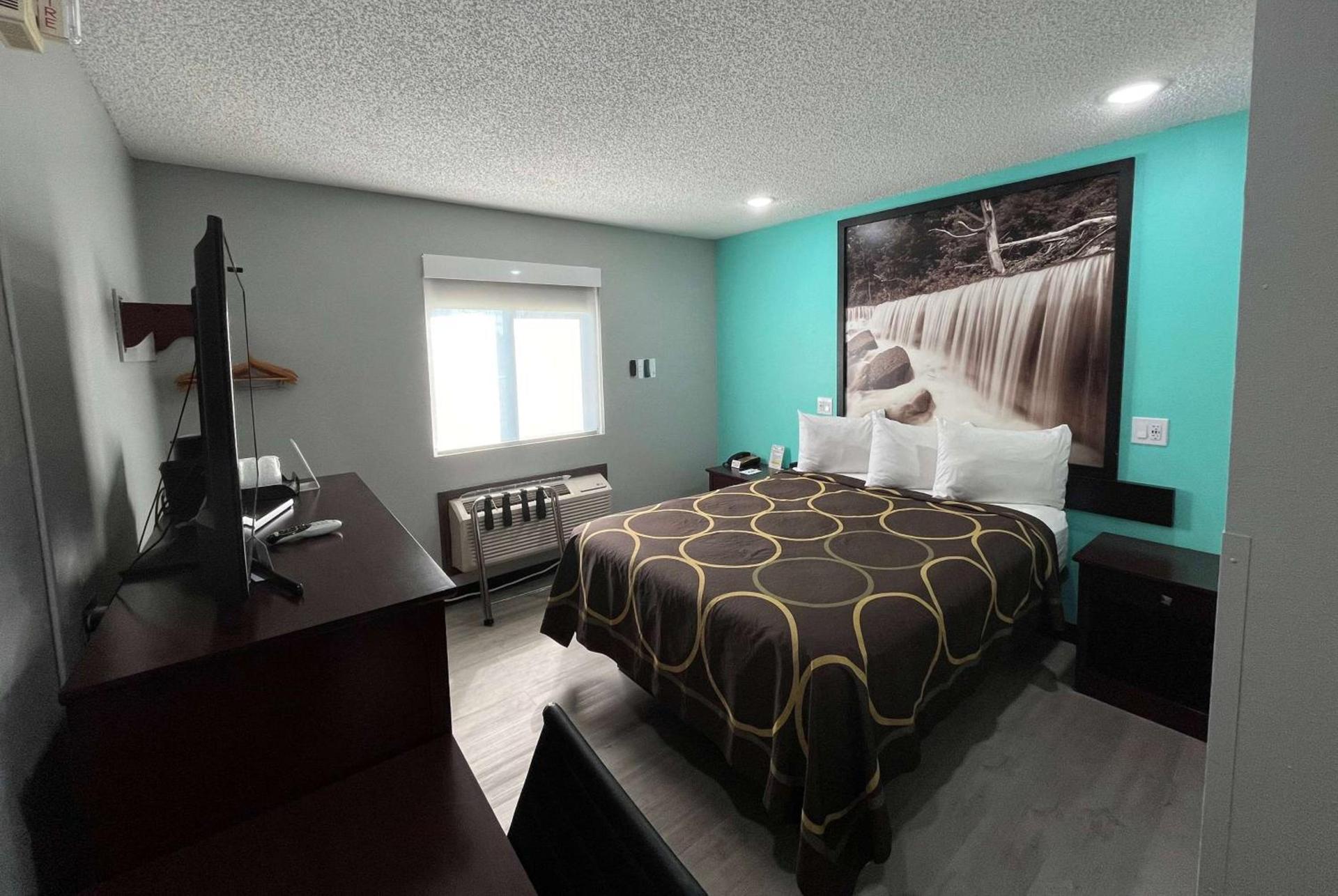 Super 8 by Wyndham Emporia photo 2