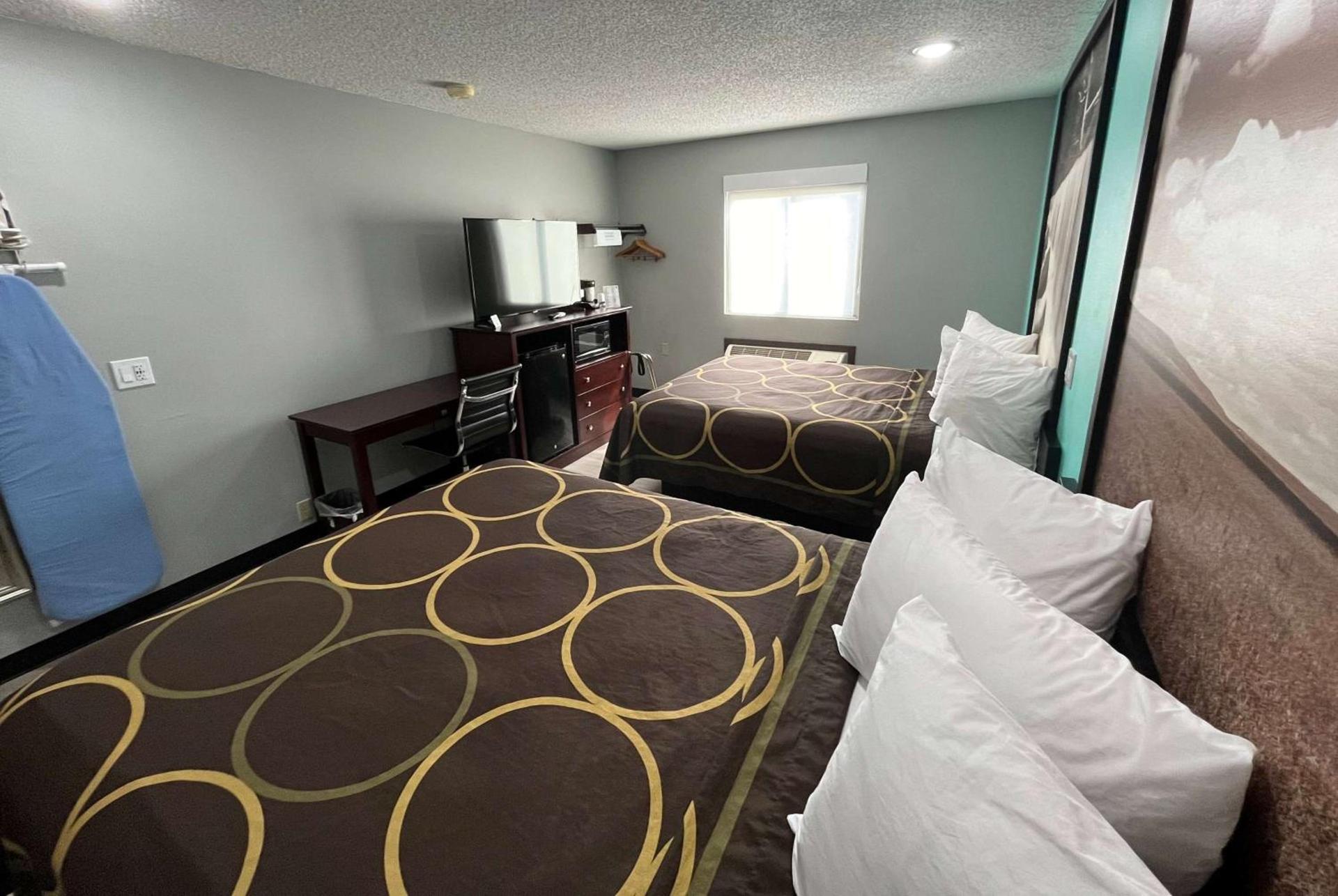 Super 8 by Wyndham Emporia photo 12