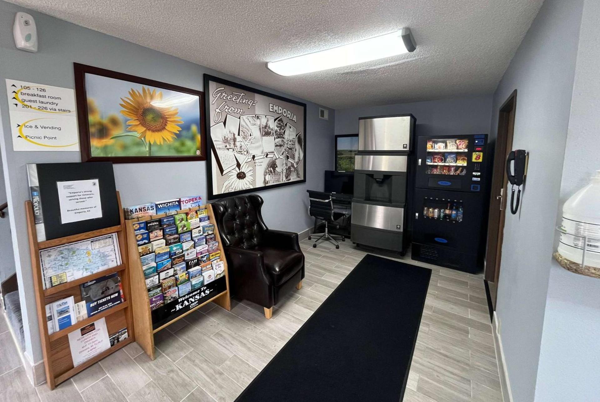 Super 8 by Wyndham Emporia photo 15