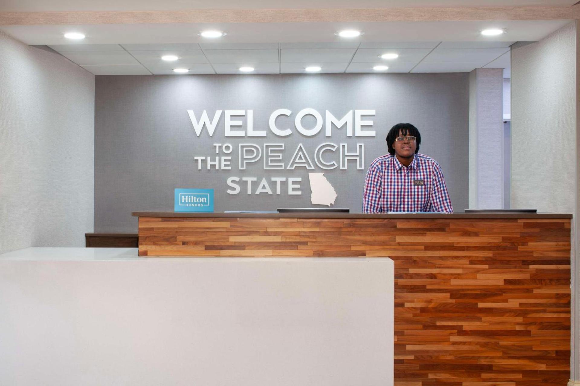 Hampton Inn & Suites-Atlanta Airport North-I-85 photo 2