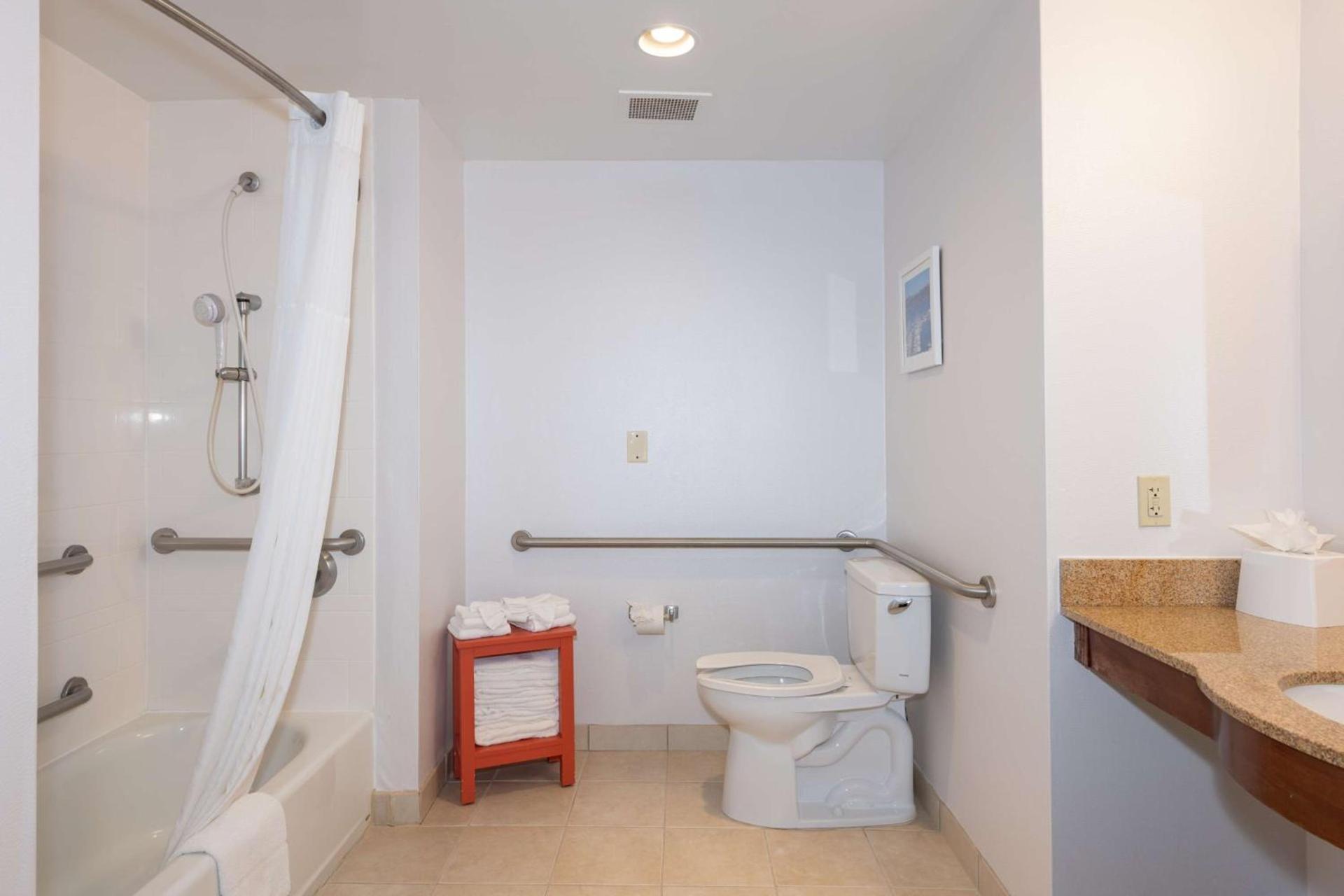 Hampton Inn & Suites Pittsburg photo 35