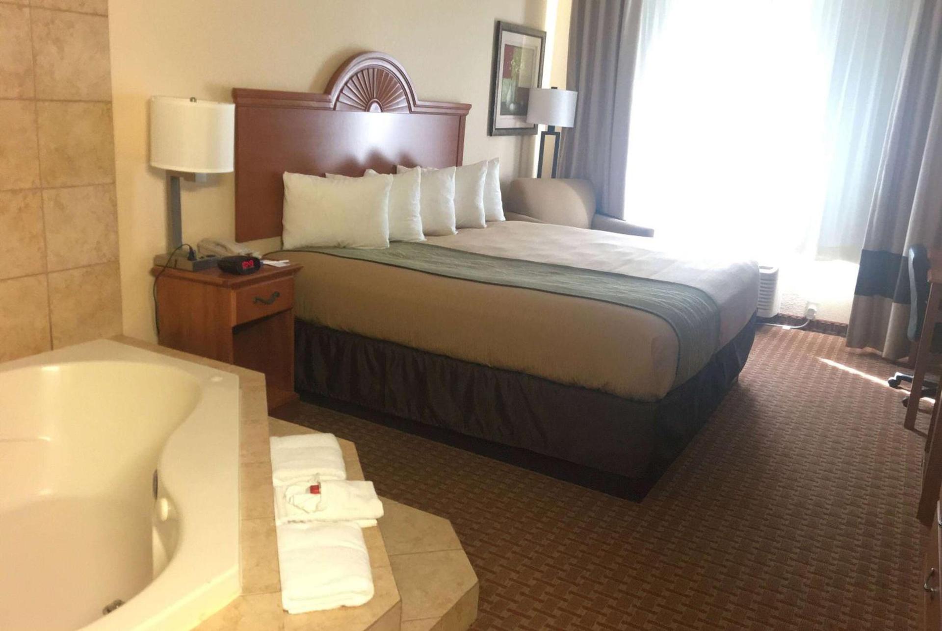 Super 8 by Wyndham Great Bend photo 2