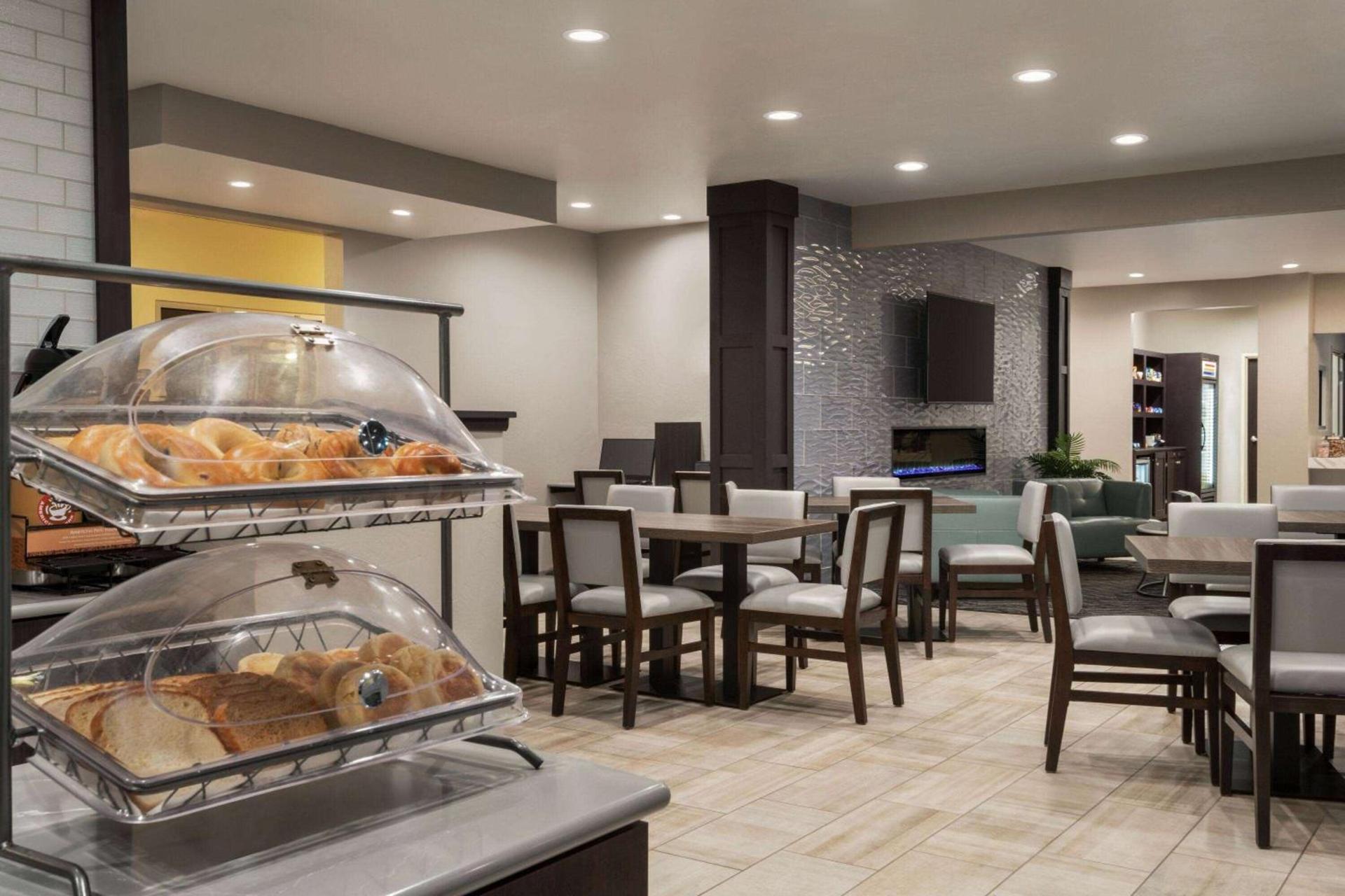 Best Western Plus Paper Valley Hotel photo 2