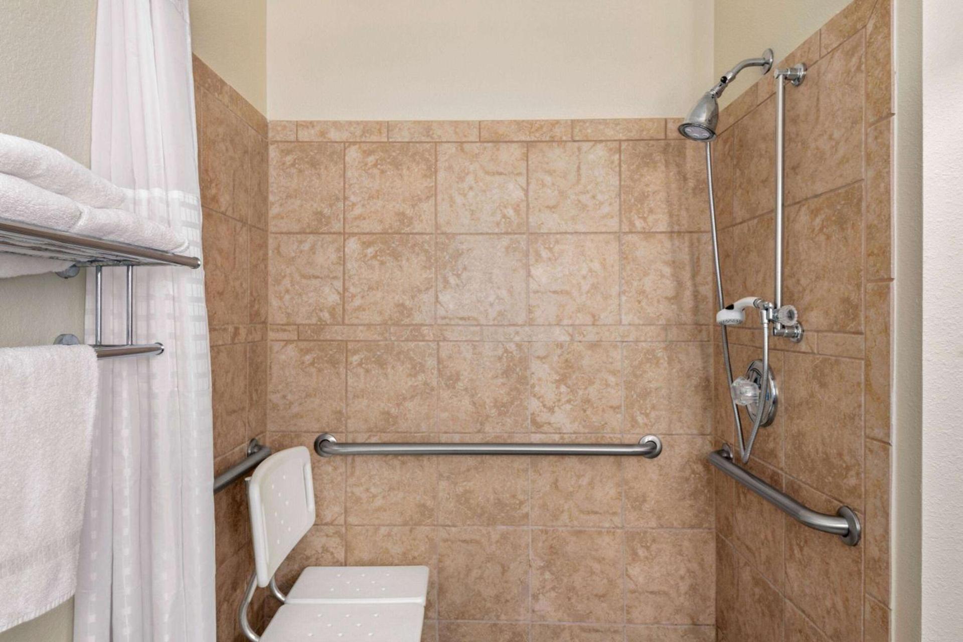 Best Western Plus Paper Valley Hotel photo 11