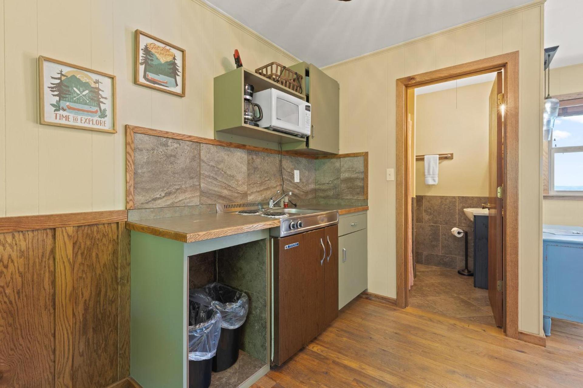 Roadrunner Inn and Log Cabins photo 16