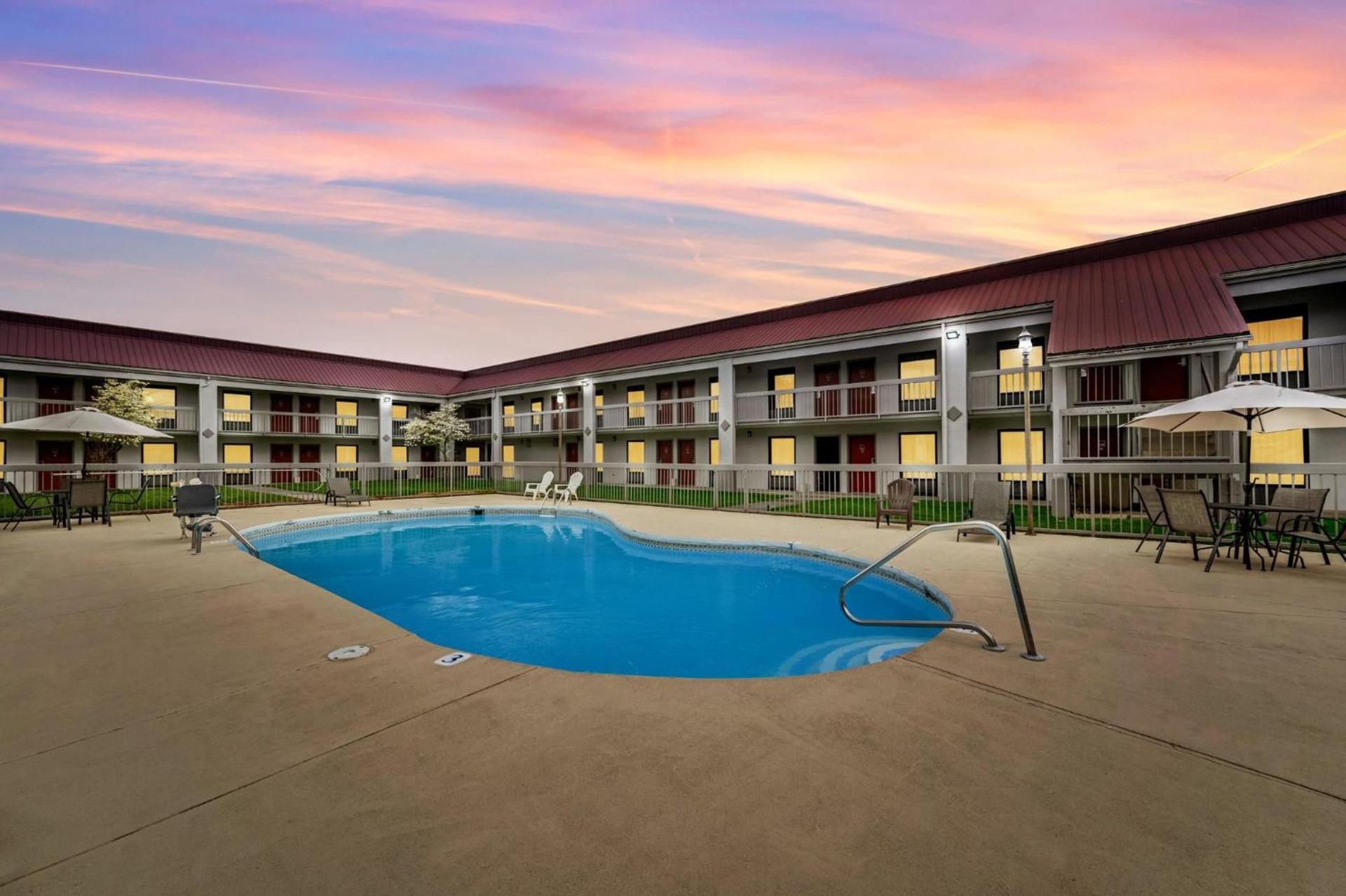 Red Roof Inn Kingsport photo 32