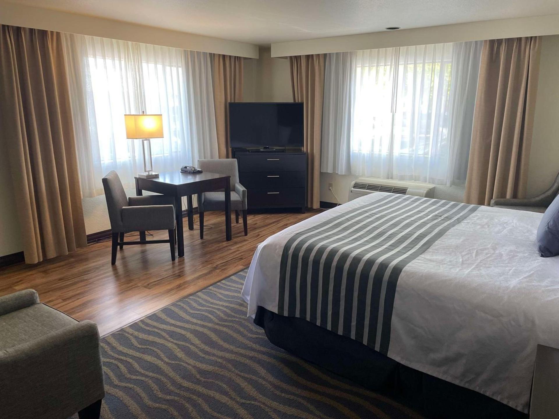 Best Western Plus Edmonds Harbor Inn photo 43