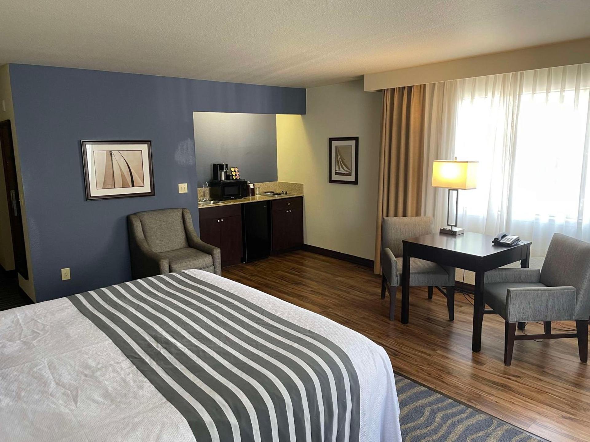 Best Western Plus Edmonds Harbor Inn photo 44