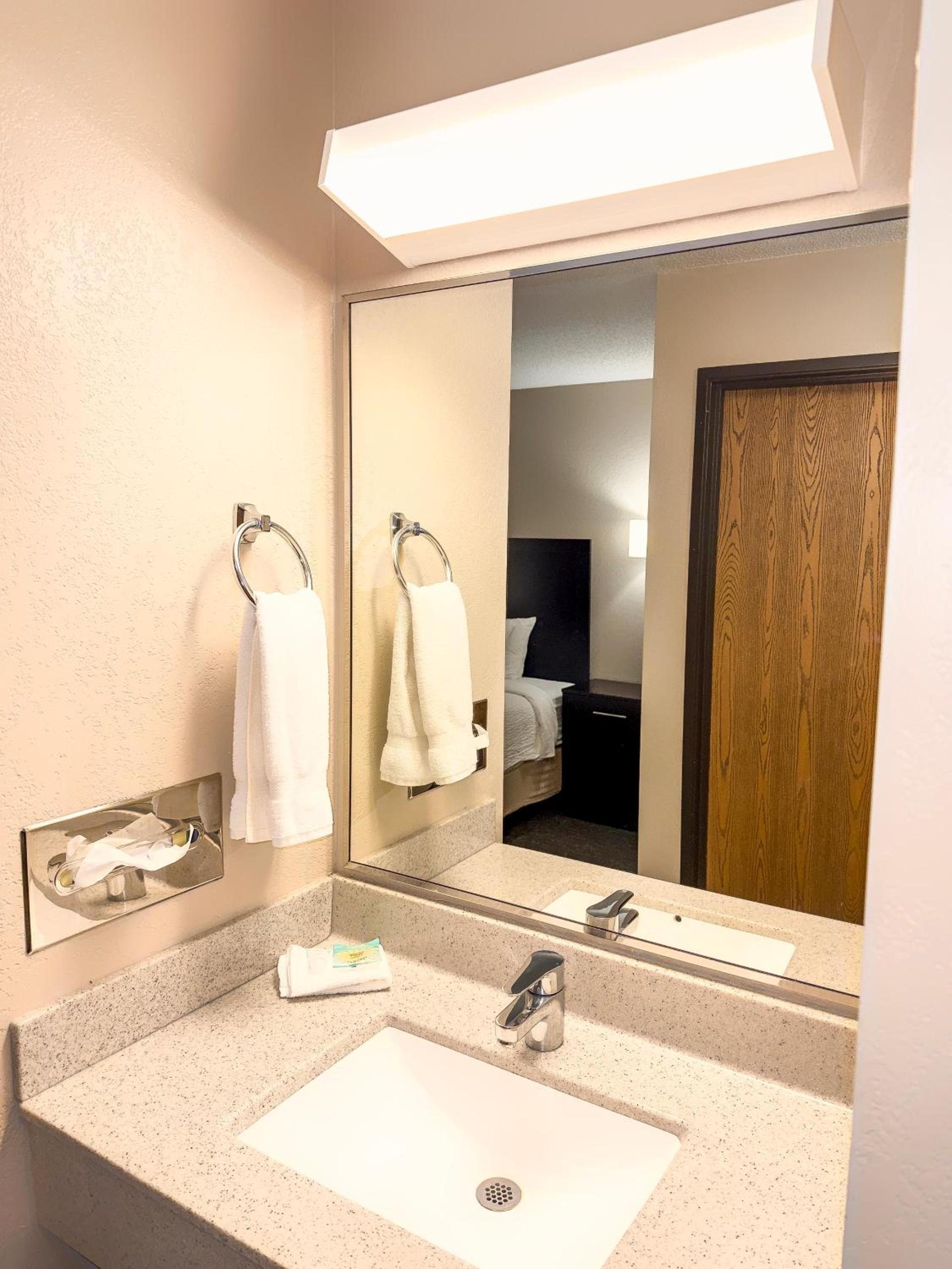 Country Trails Inn &Suites photo 18