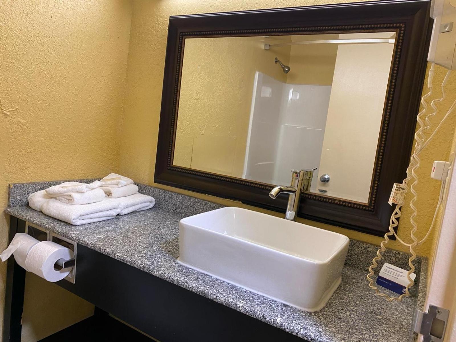 Super 8 by Wyndham Fort Wayne photo 19