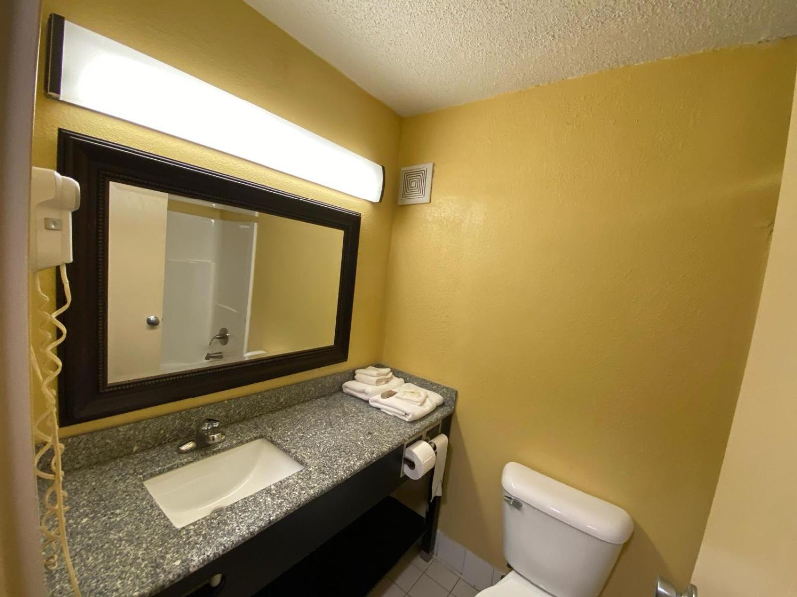Super 8 by Wyndham Fort Wayne photo 18
