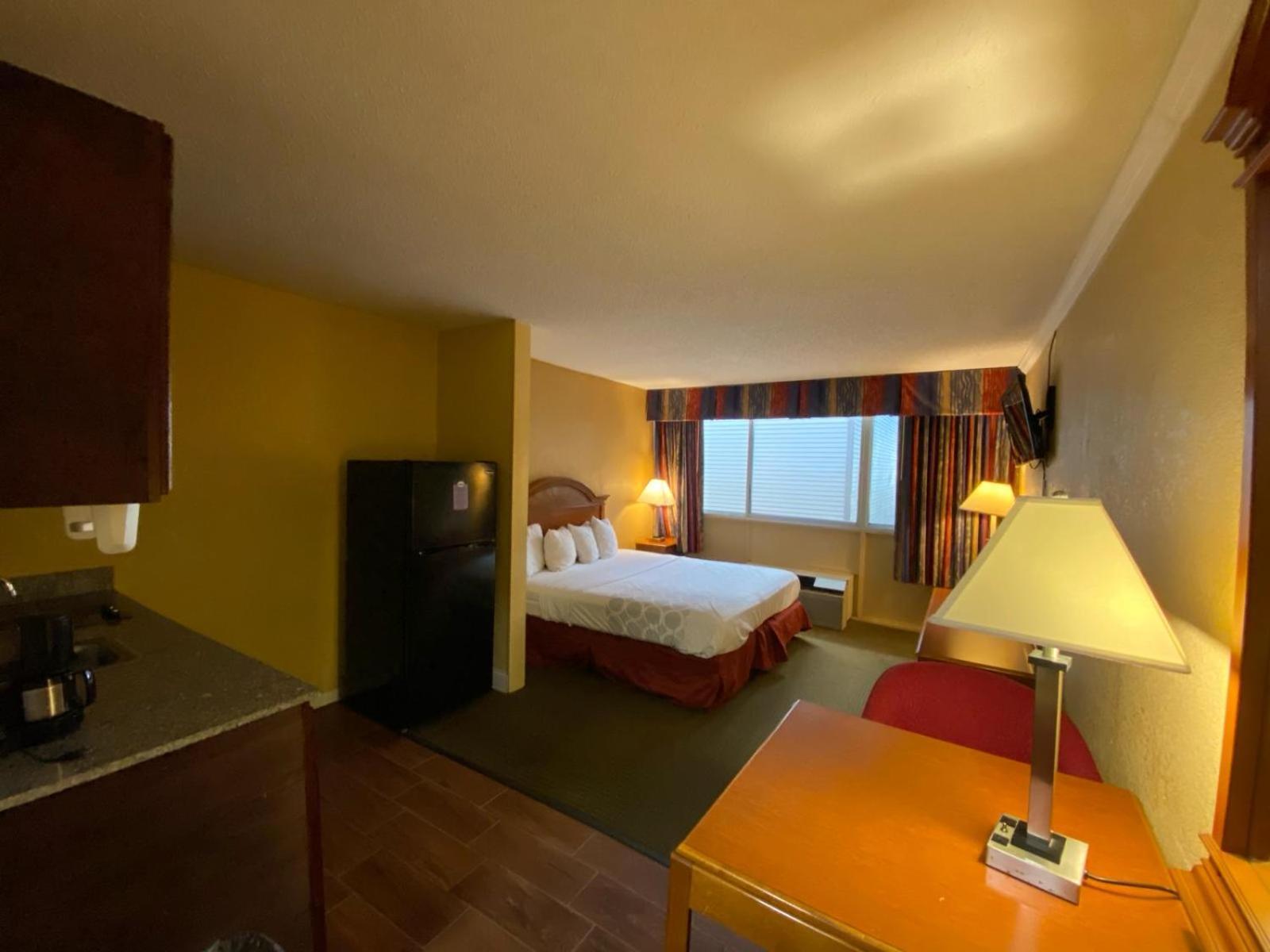 Super 8 by Wyndham Fort Wayne photo 13