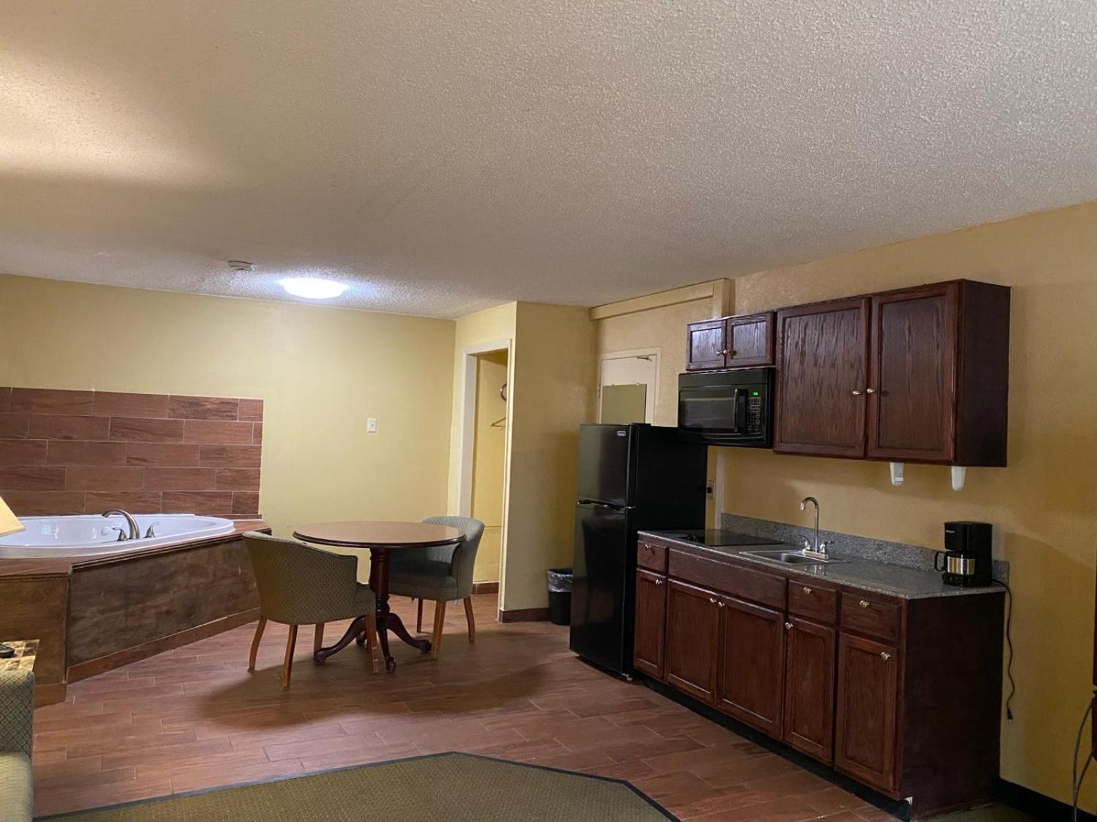 Super 8 by Wyndham Fort Wayne photo 12