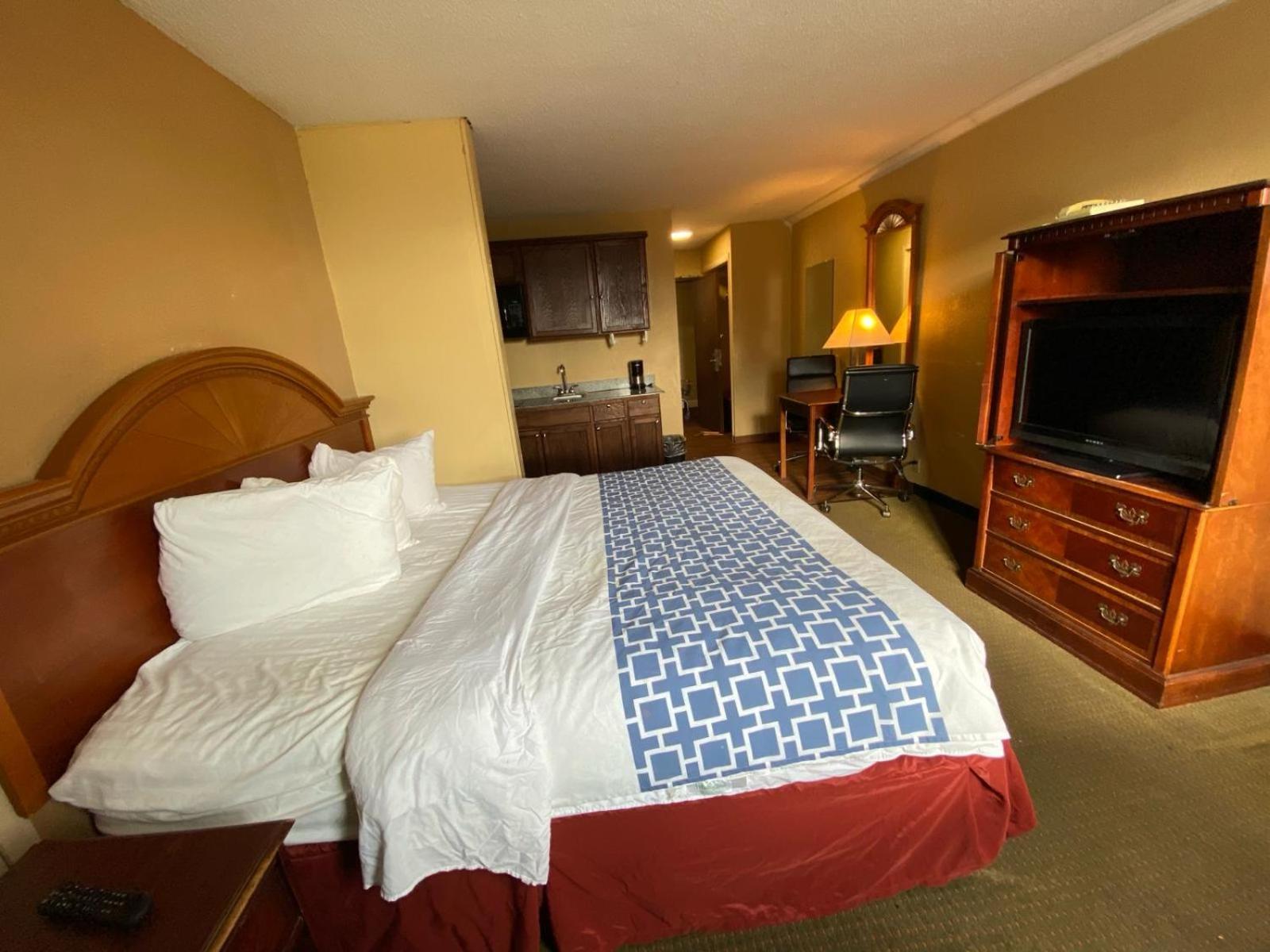 Super 8 by Wyndham Fort Wayne photo 14