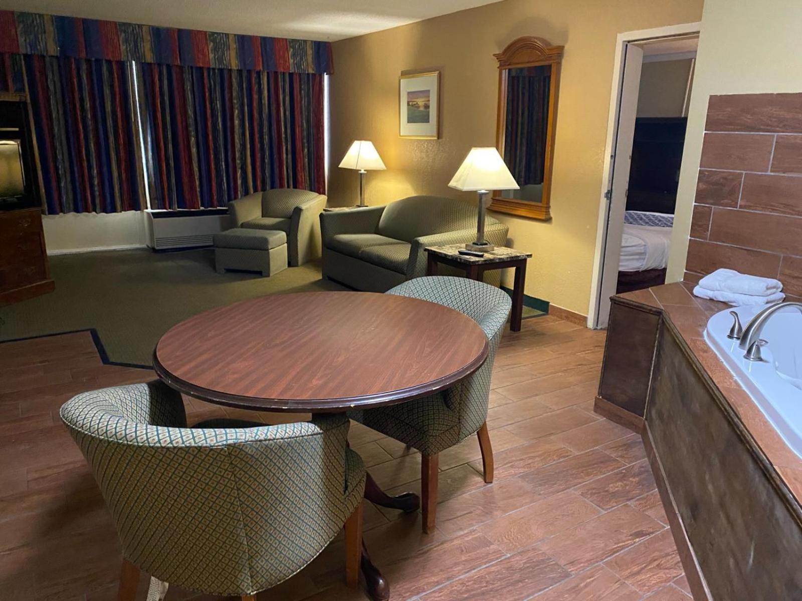Super 8 by Wyndham Fort Wayne photo 11