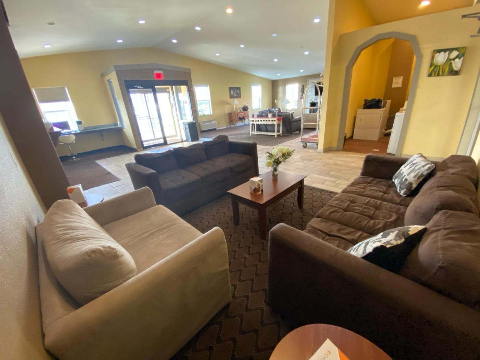 Super 8 by Wyndham Fort Wayne photo 2
