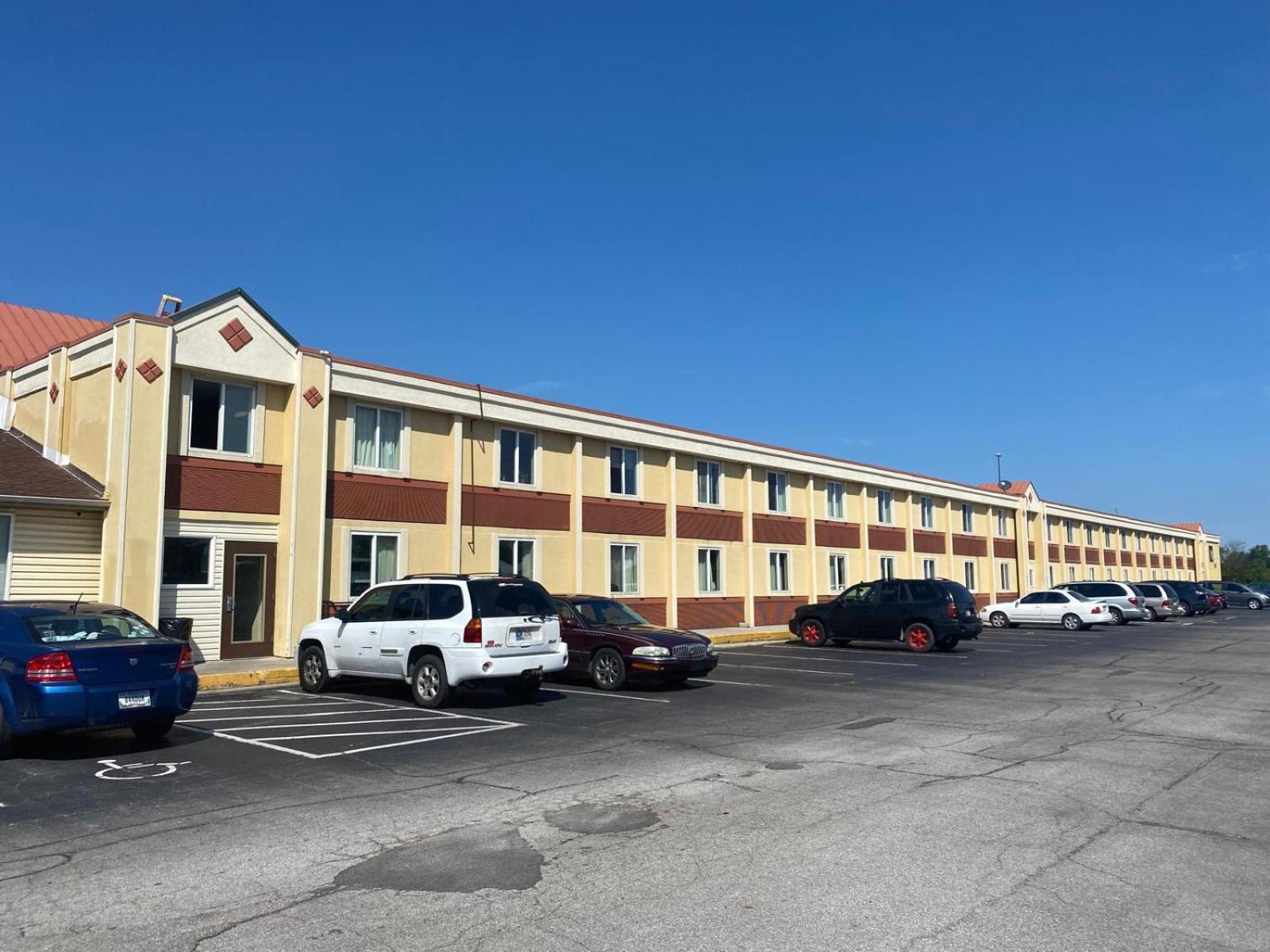 Super 8 by Wyndham Fort Wayne photo 1