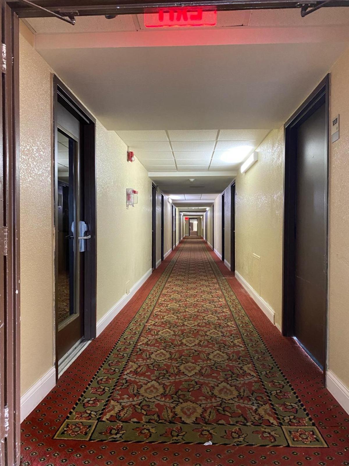 Super 8 by Wyndham Fort Wayne photo 8