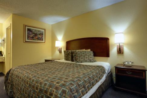 Americas Best Value Inn Comanche photo 10