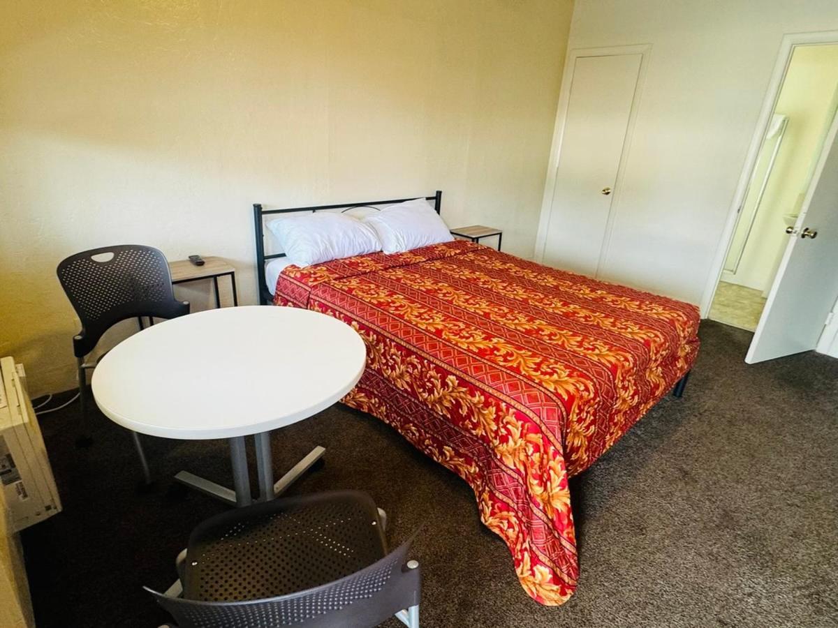 The Oaks Motel photo 2