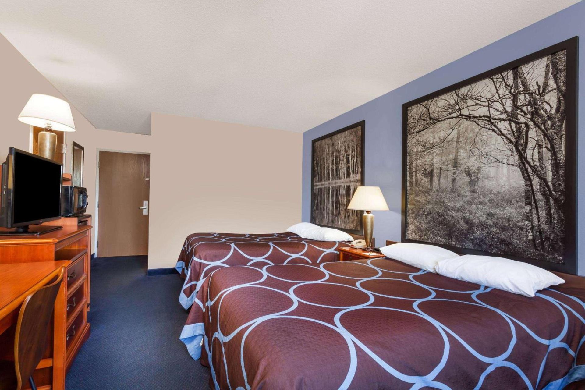 Super 8 by Wyndham Adrian photo 9