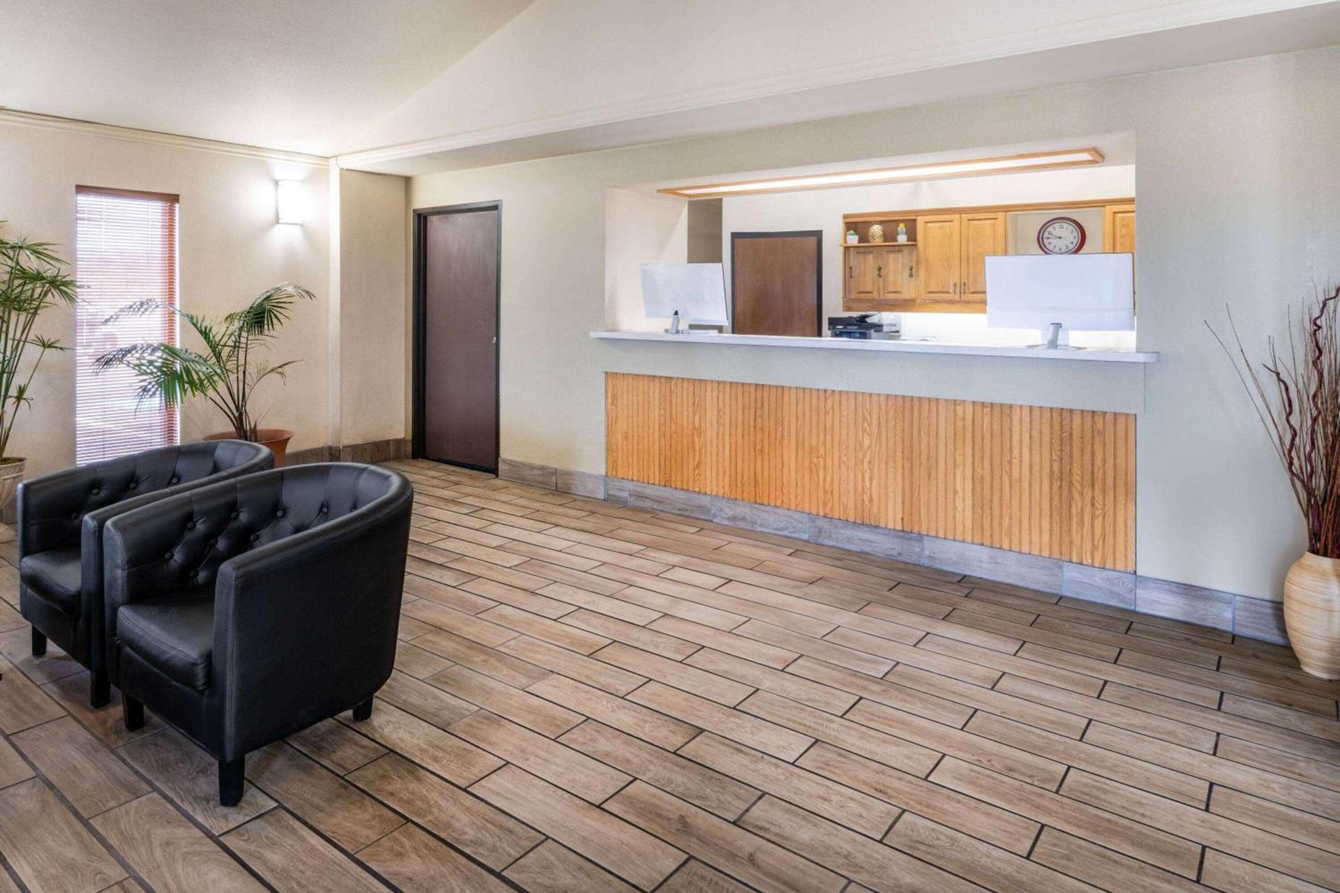 Super 8 by Wyndham Cheyenne WY photo 4