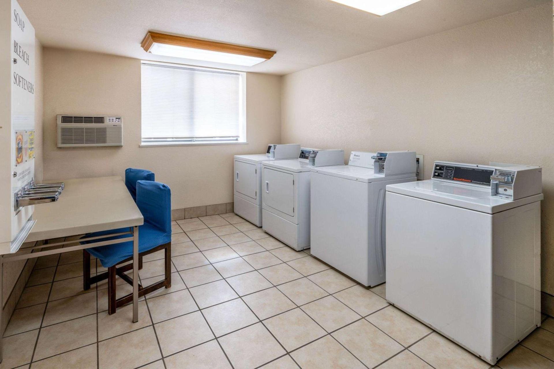 Super 8 by Wyndham Cheyenne WY photo 10