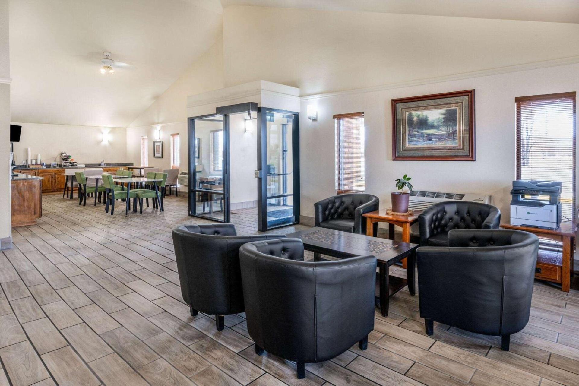 Super 8 by Wyndham Cheyenne WY photo 11