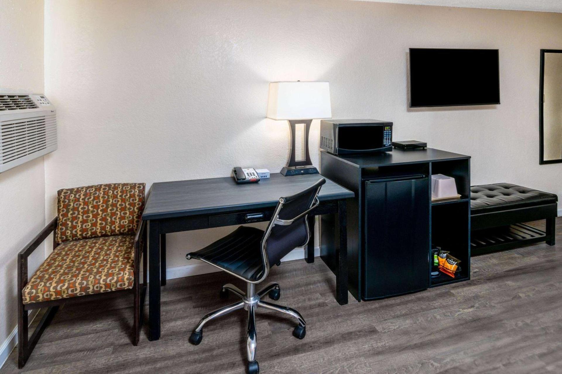 Super 8 by Wyndham Cheyenne WY photo 17