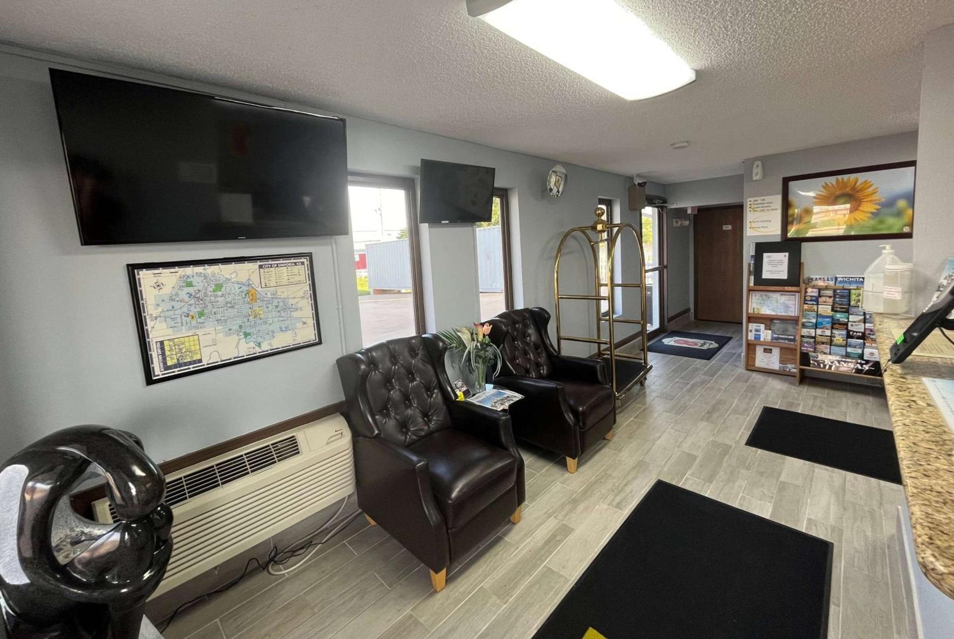 Super 8 by Wyndham Emporia photo 26