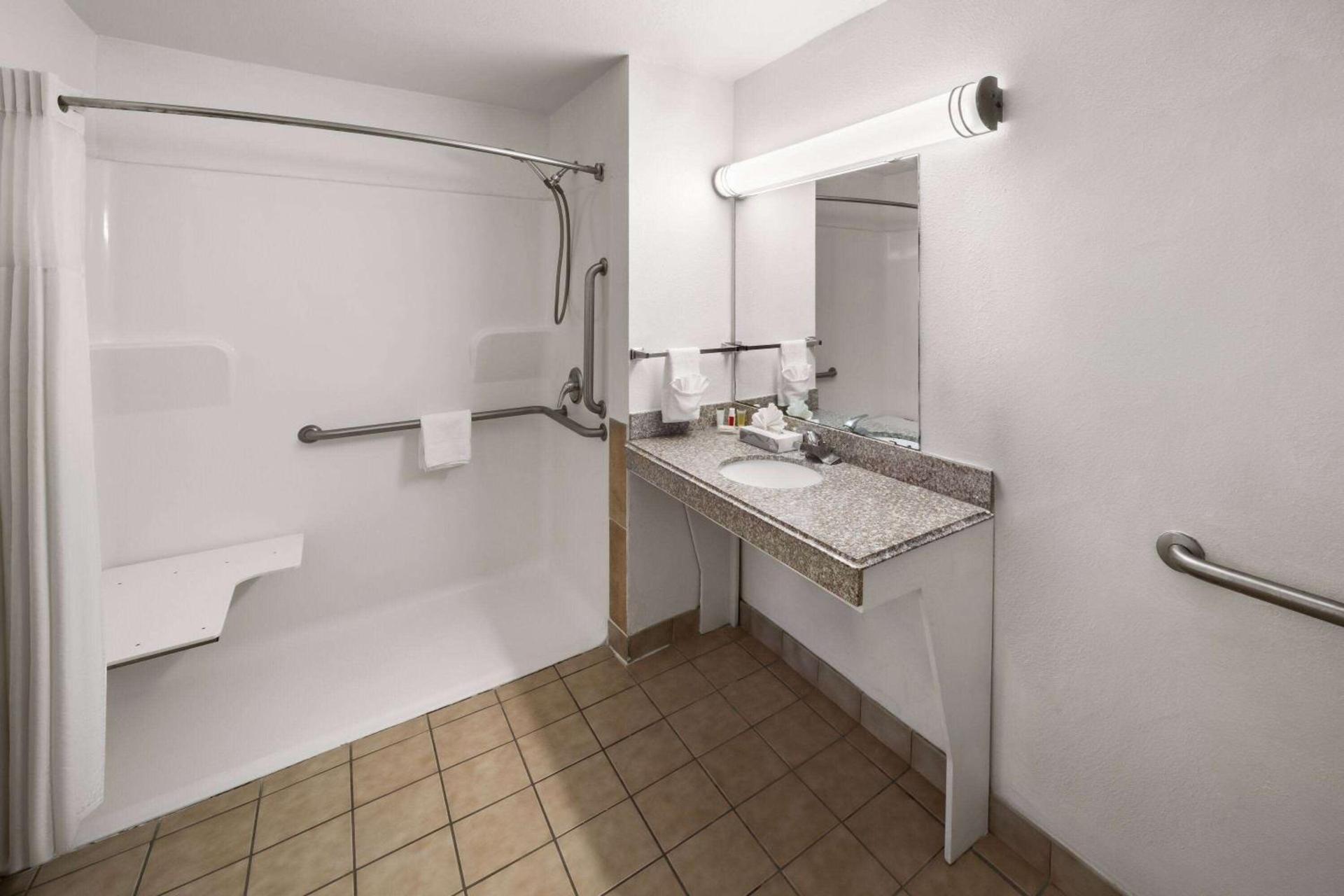 Super 8 by Wyndham Baton Rouge/I-10 photo 25