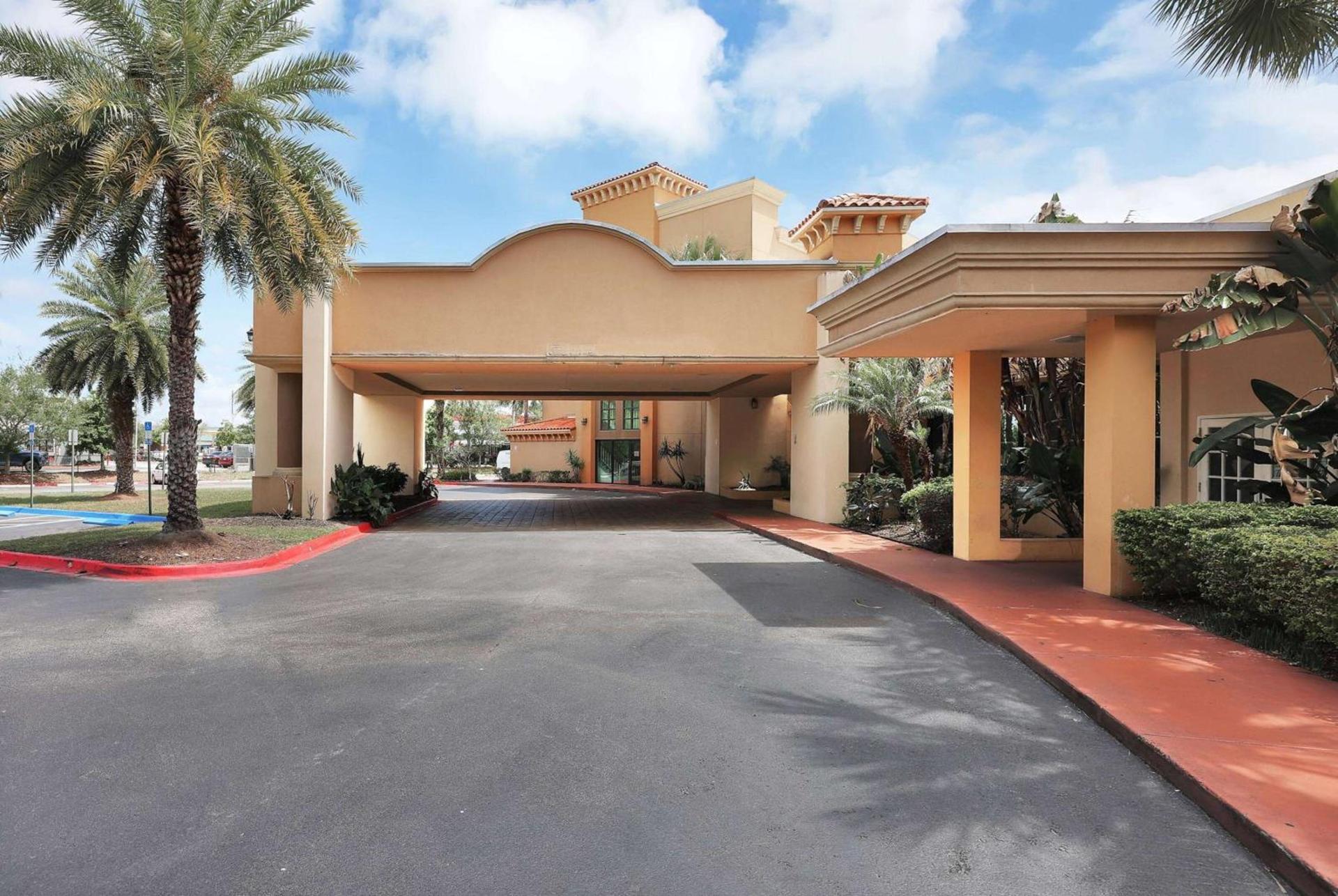 Ramada by Wyndham Jacksonville I-95 by Butler Blvd photo 4