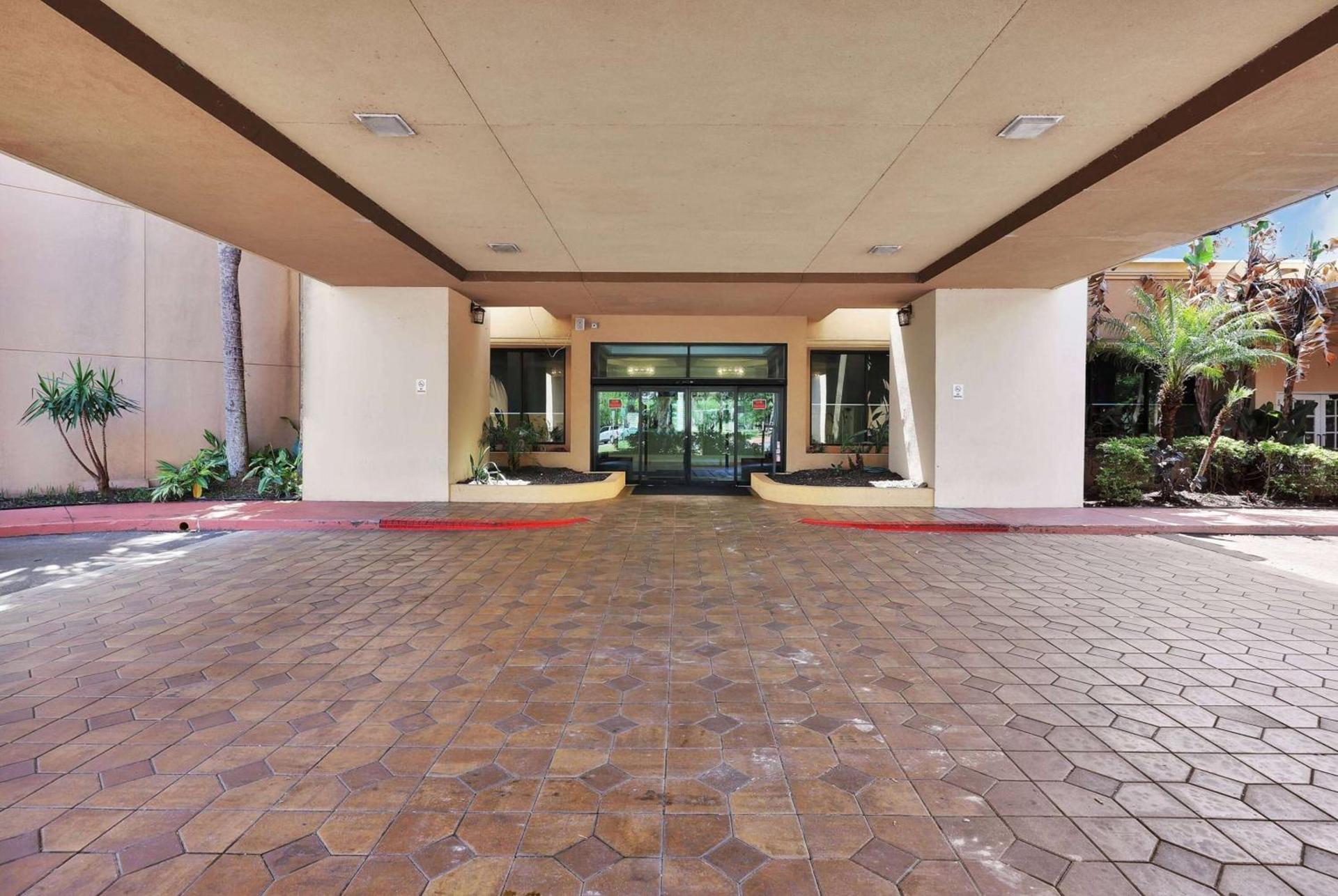 Ramada by Wyndham Jacksonville I-95 by Butler Blvd photo 5