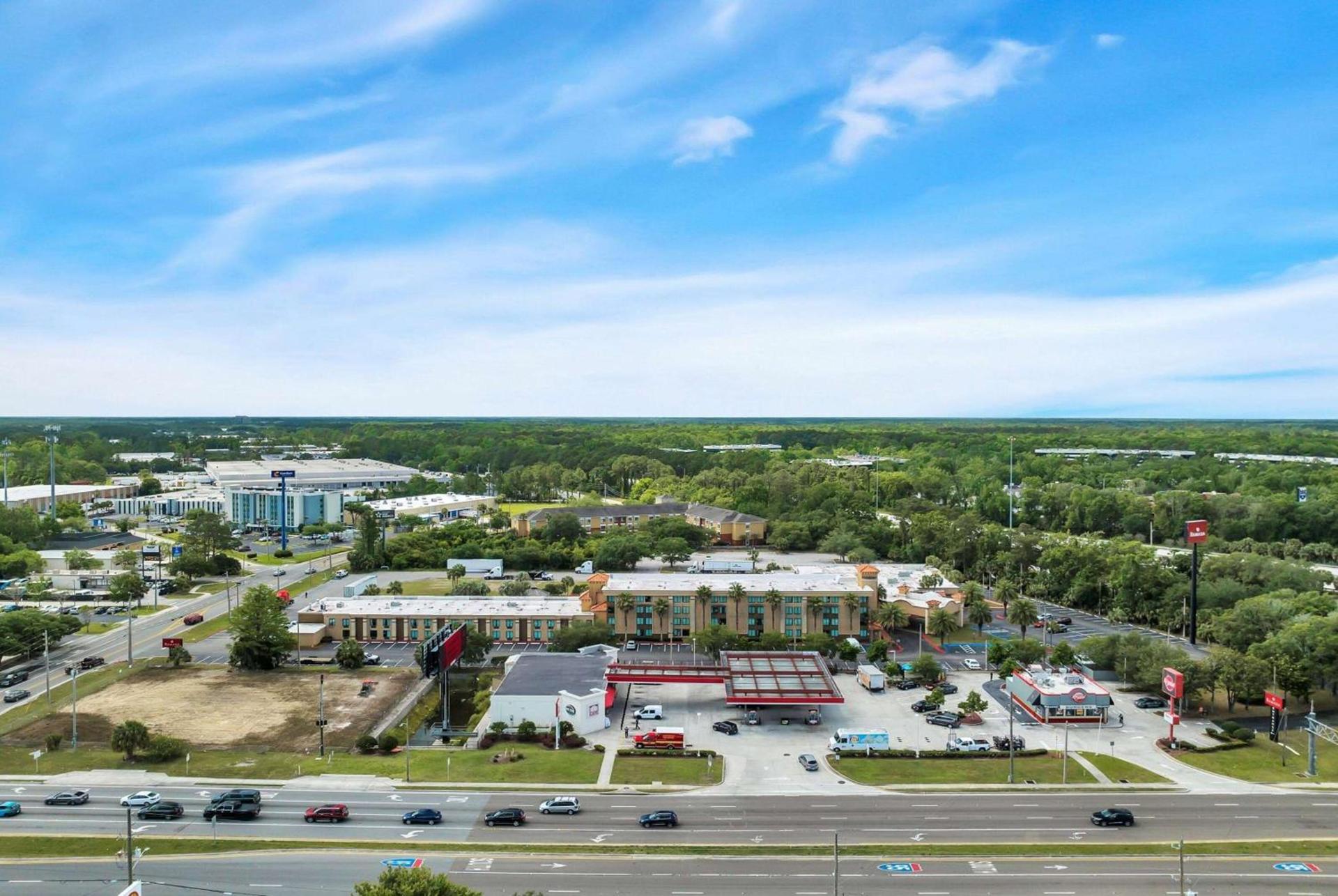Ramada by Wyndham Jacksonville I-95 by Butler Blvd photo 6