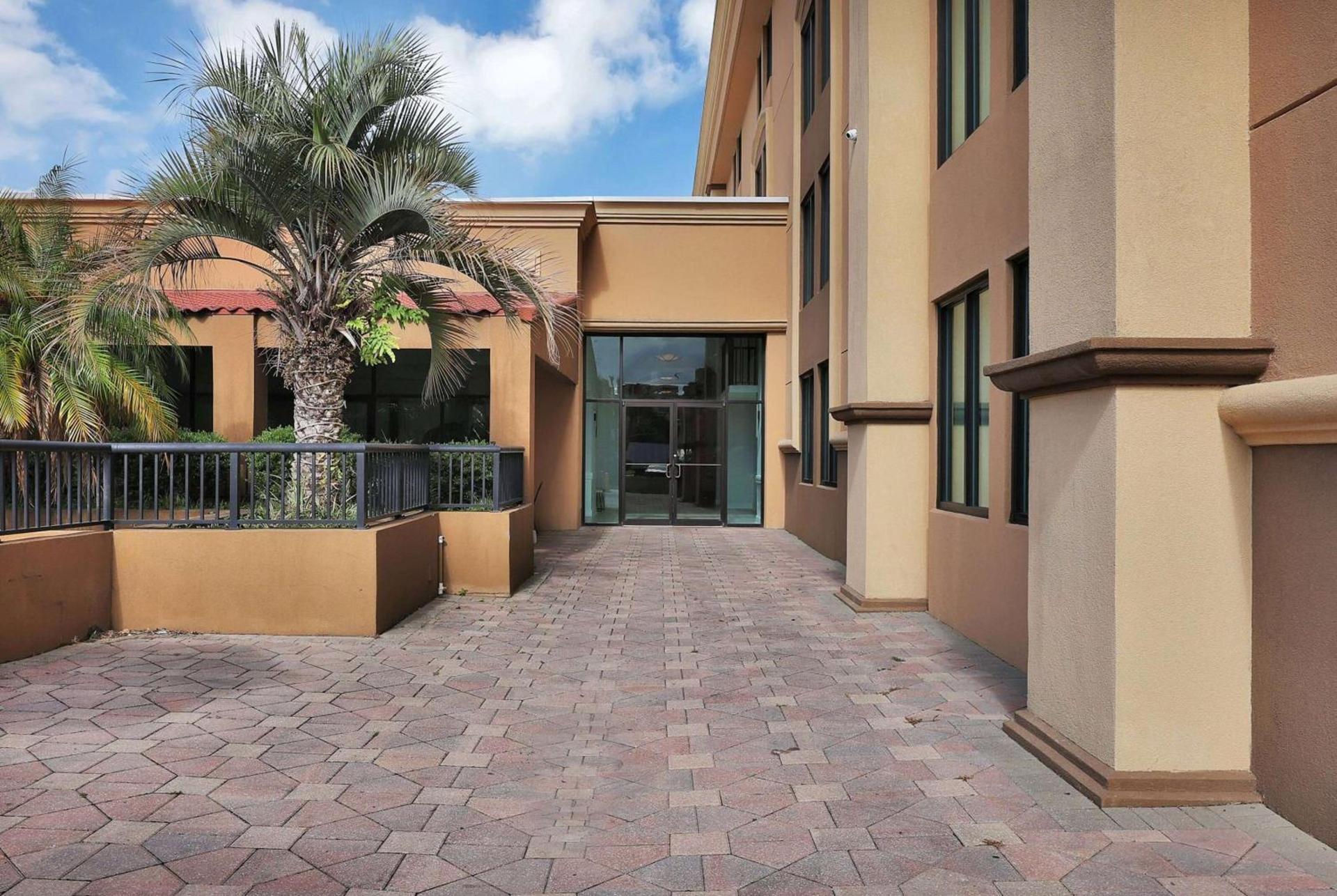 Ramada by Wyndham Jacksonville I-95 by Butler Blvd photo 12