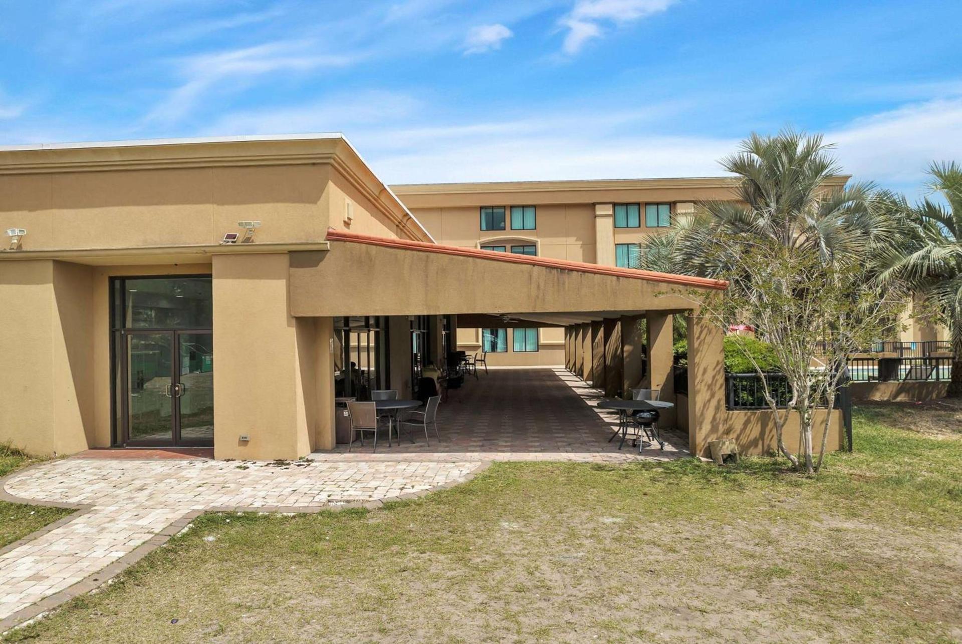 Ramada by Wyndham Jacksonville I-95 by Butler Blvd photo 11