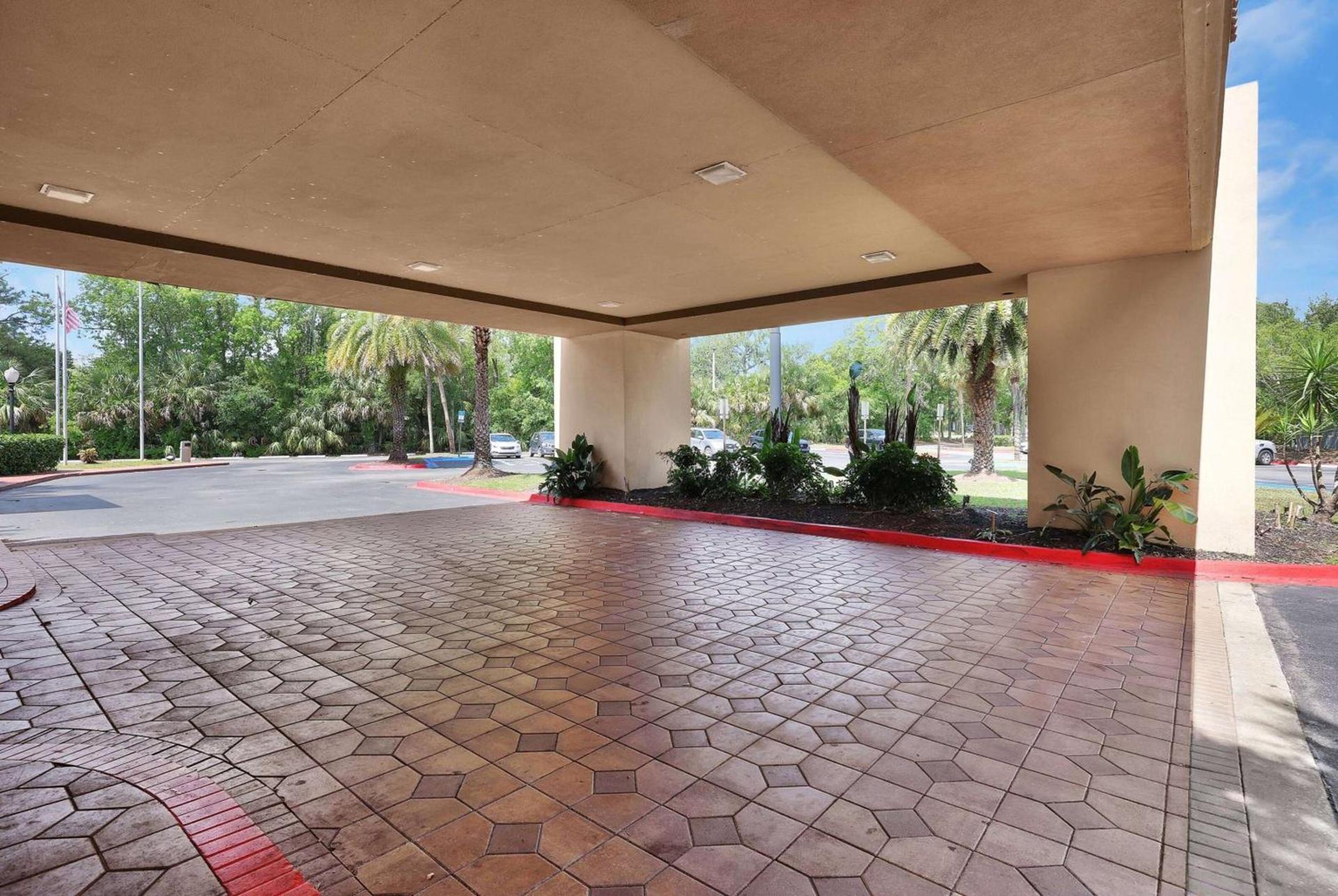 Ramada by Wyndham Jacksonville I-95 by Butler Blvd photo 15