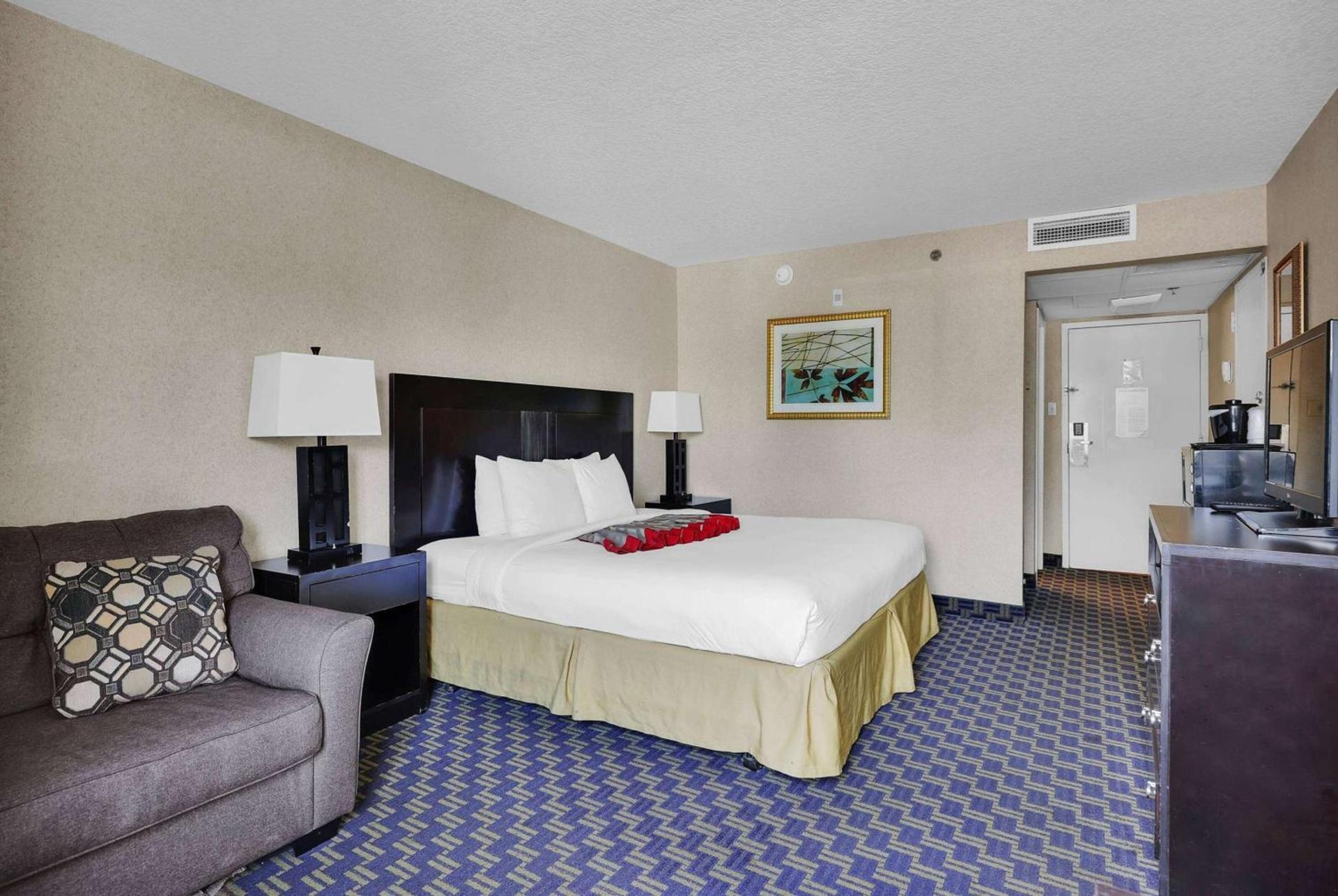 Ramada by Wyndham Jacksonville I-95 by Butler Blvd photo 35